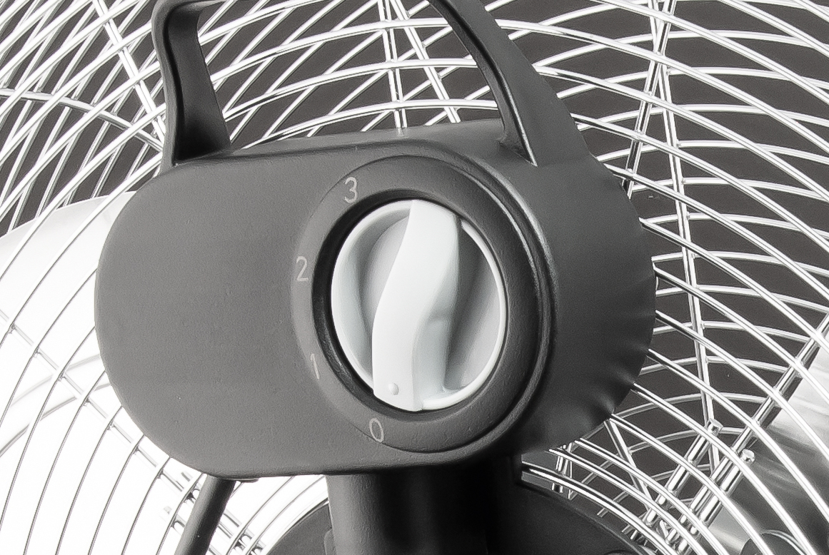 Zbliżenie regulatora wentylatora z białym pokrętłem i ustawieniami prędkości 0-3.