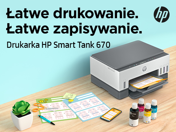 Drukarka HP Smart Tank 670 z butelkami z tuszem, nożyczkami, długopisem i wydrukami.