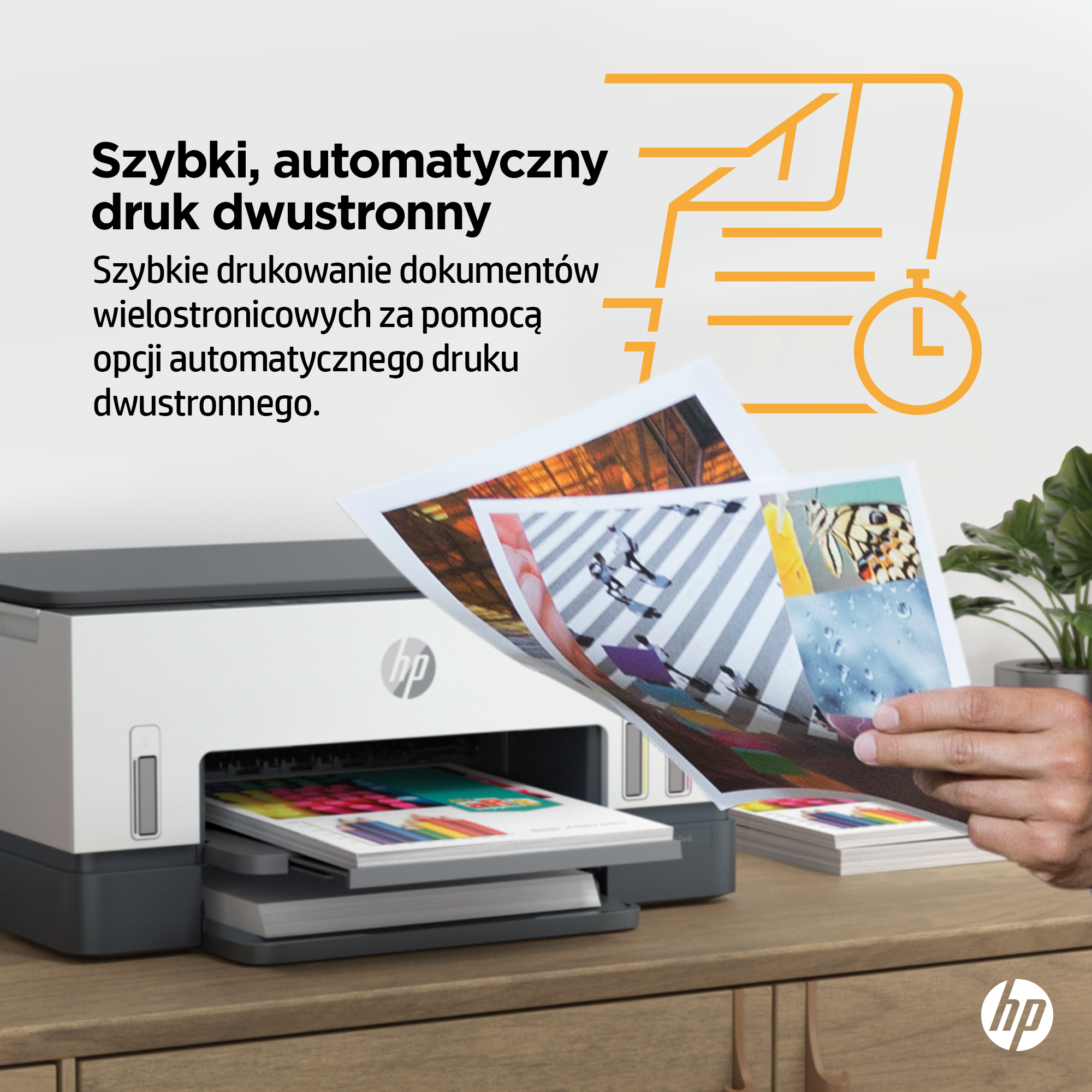 Drukarka HP drukuje kolorowy dokument, mężczyzna trzyma wydrukowane strony.