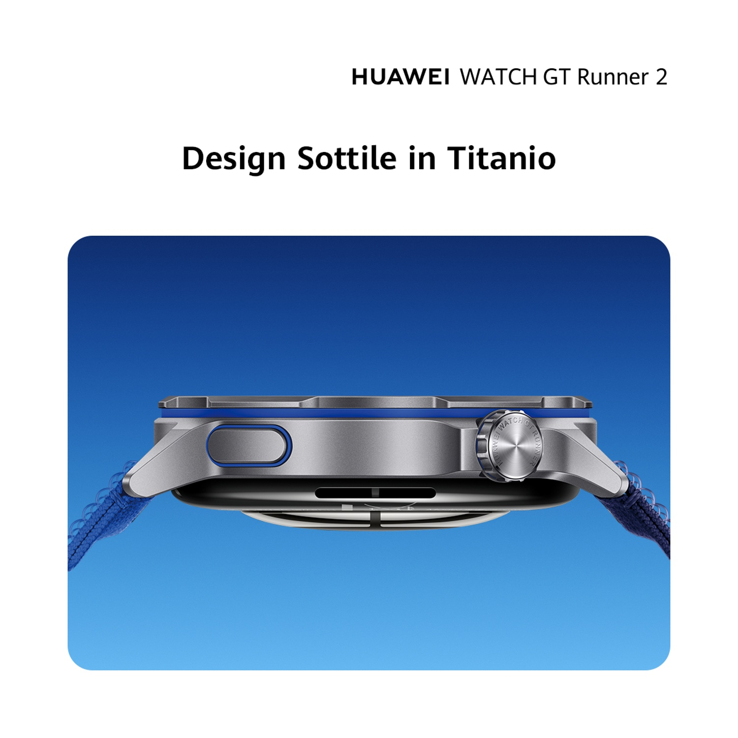 Primo piano di uno smartwatch argentato con cinturino blu su sfondo blu.