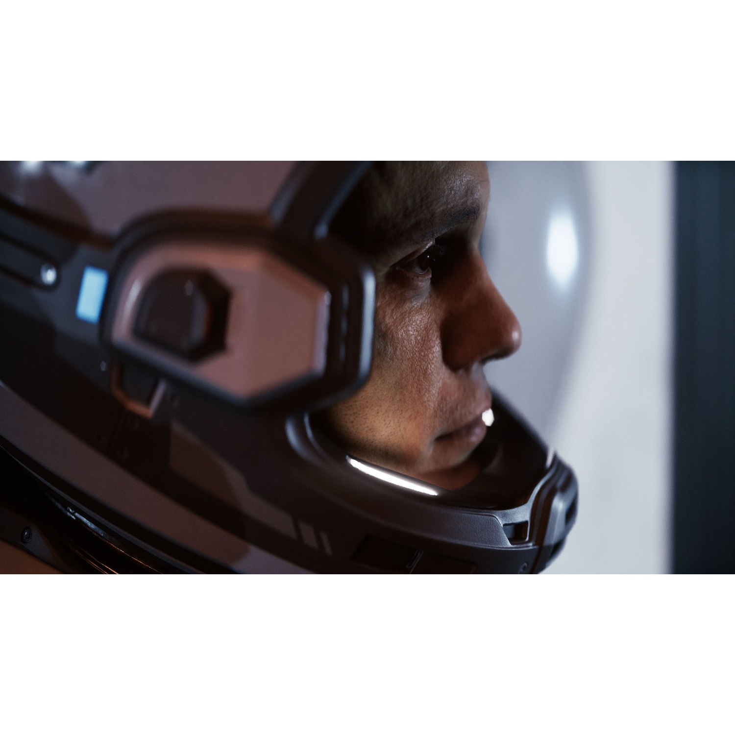 Primo piano di un uomo in tuta spaziale che guarda di lato. Casco scuro con luci.
