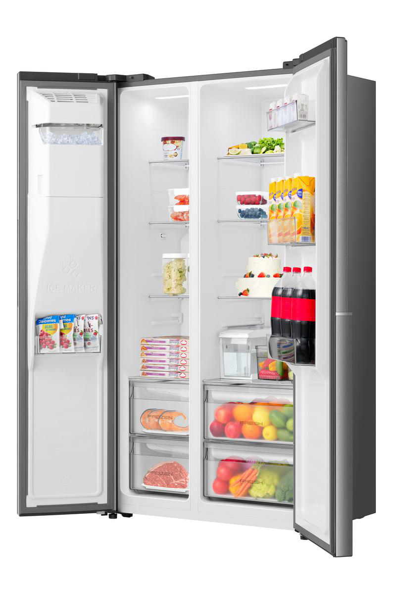 Ein offener Kühlschrank mit Eiswürfelbereiter, gefüllt mit Lebensmitteln.