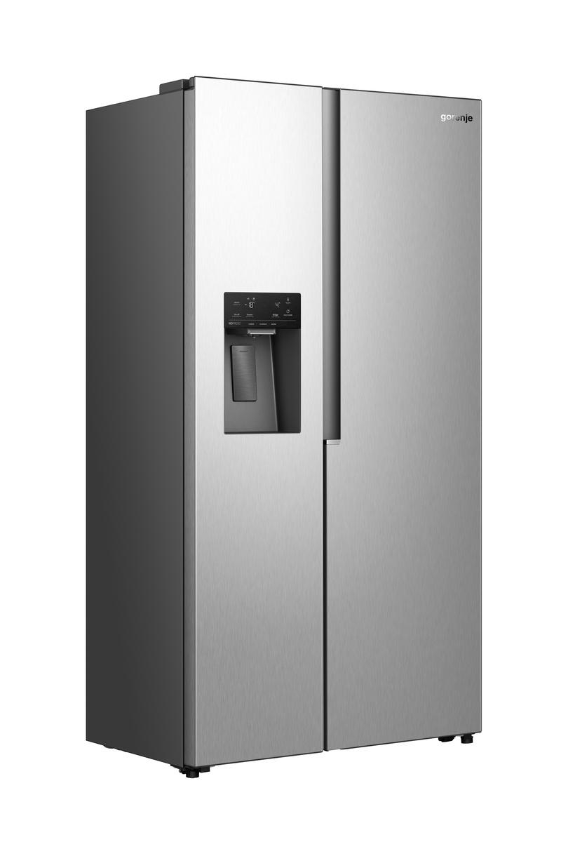 Ein silberner Gorenje Kühlschrank mit zwei Türen und einem Wasserspender.