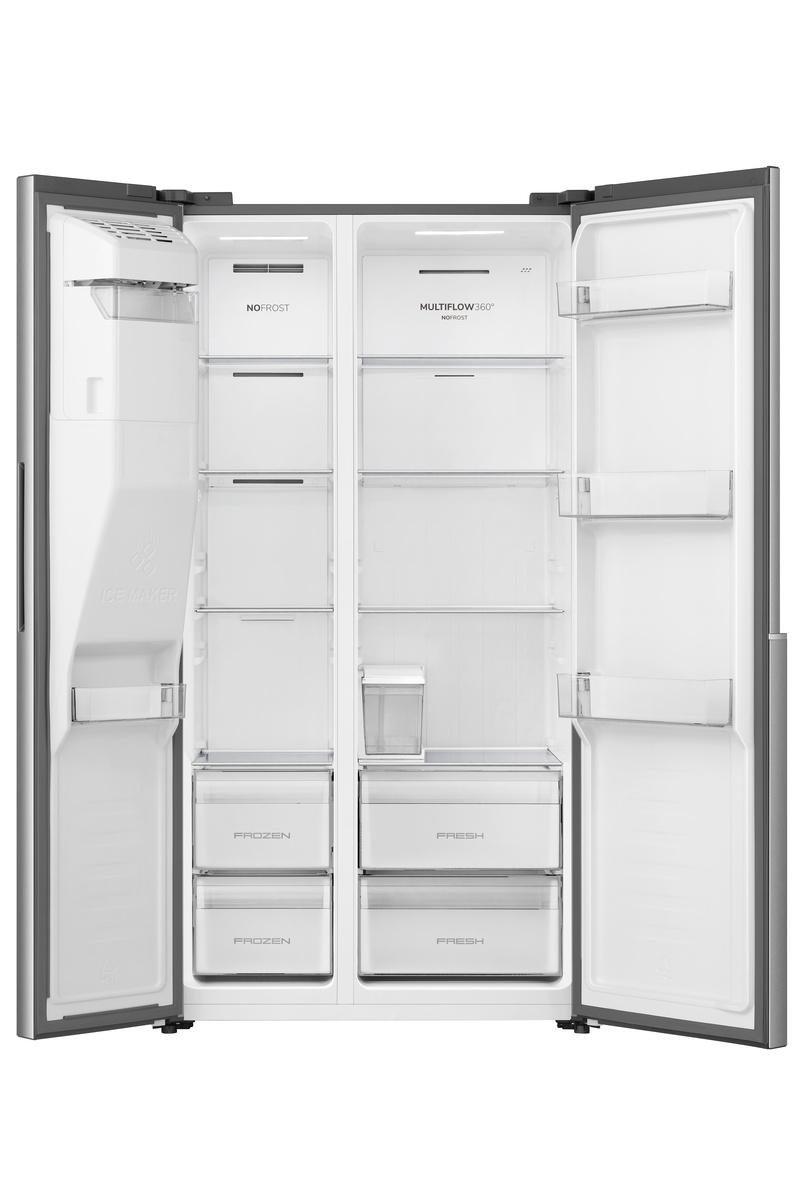 Ein offener, freistehender Kühlschrank mit zwei Türen. Links gefroren, rechts frisch.