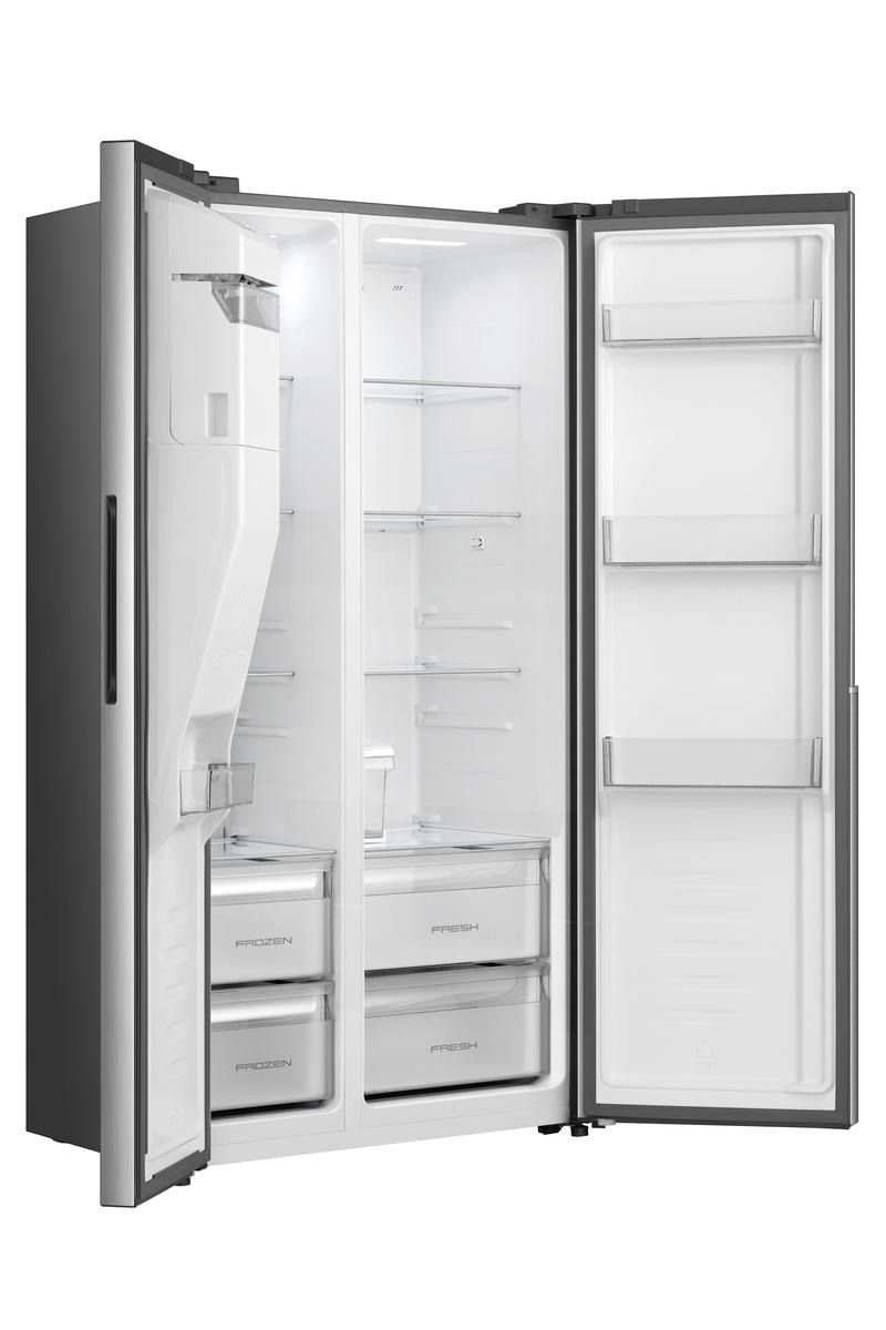 Ein offener Kühlschrank mit zwei Türen, leer, mit Schubladen und Regalen.