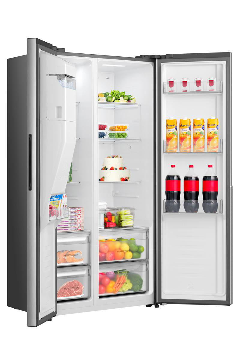 Ein offener Kühlschrank mit Lebensmitteln, darunter Obst, Gemüse, Kuchen und Getränke.