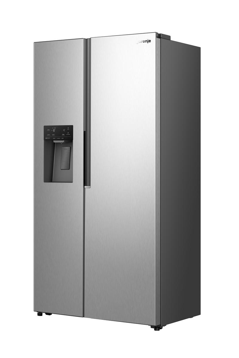 Ein silberner Kühlschrank mit zwei Türen und einem Wasserspender an der linken Tür.