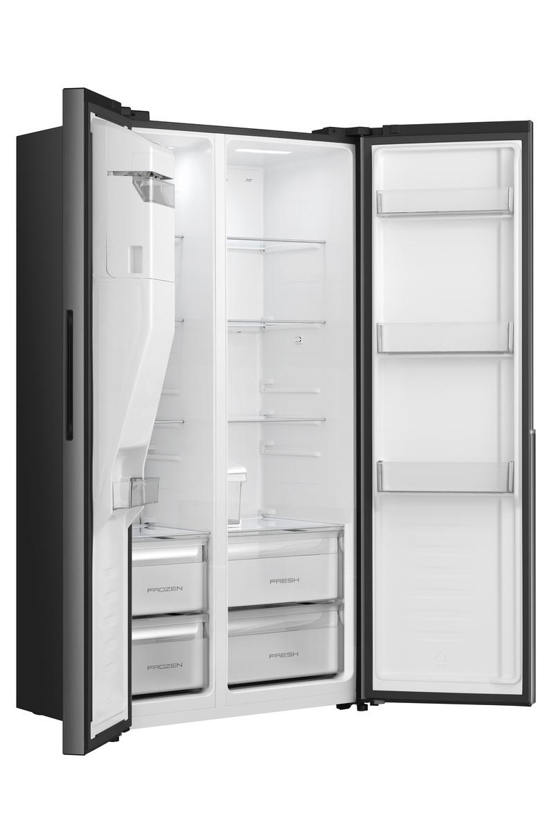 Offener schwarzer Kühlschrank mit zwei Türen, innen weiß und leer.