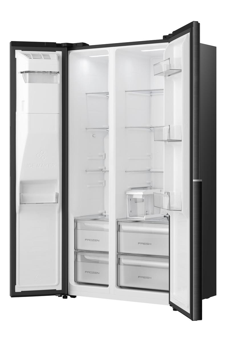 Ein schwarzer Kühlschrank mit zwei Türen, die offen sind. Innen sind Regale und Schubladen.