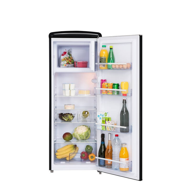 Ein offener Kühlschrank mit Lebensmitteln auf mehreren Regalen.