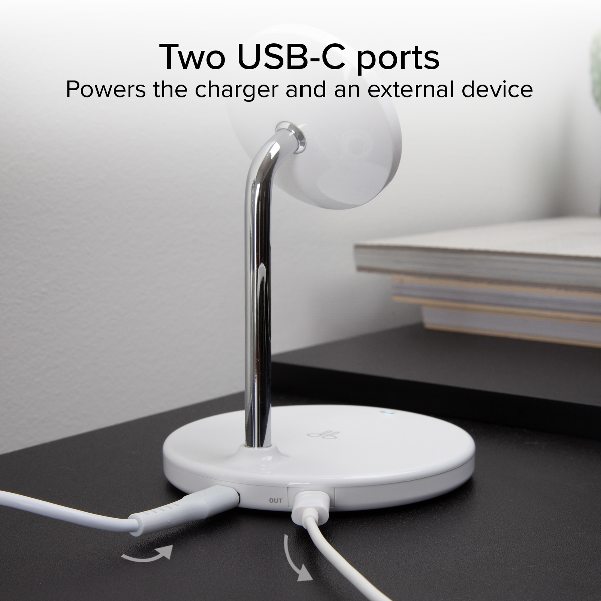 Weiße Ladegerätbasis mit zwei USB-C-Anschlüssen, einer mit der Bezeichnung OUT. Kabel.