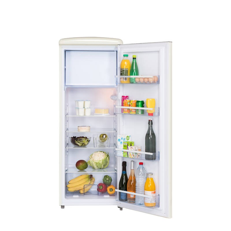 Ein offener Kühlschrank mit Lebensmitteln wie Obst, Gemüse, Eiern und Getränken.
