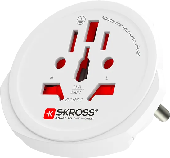 Fehér SKROSS utazási adapter több foglalattal és piros díszítéssel.