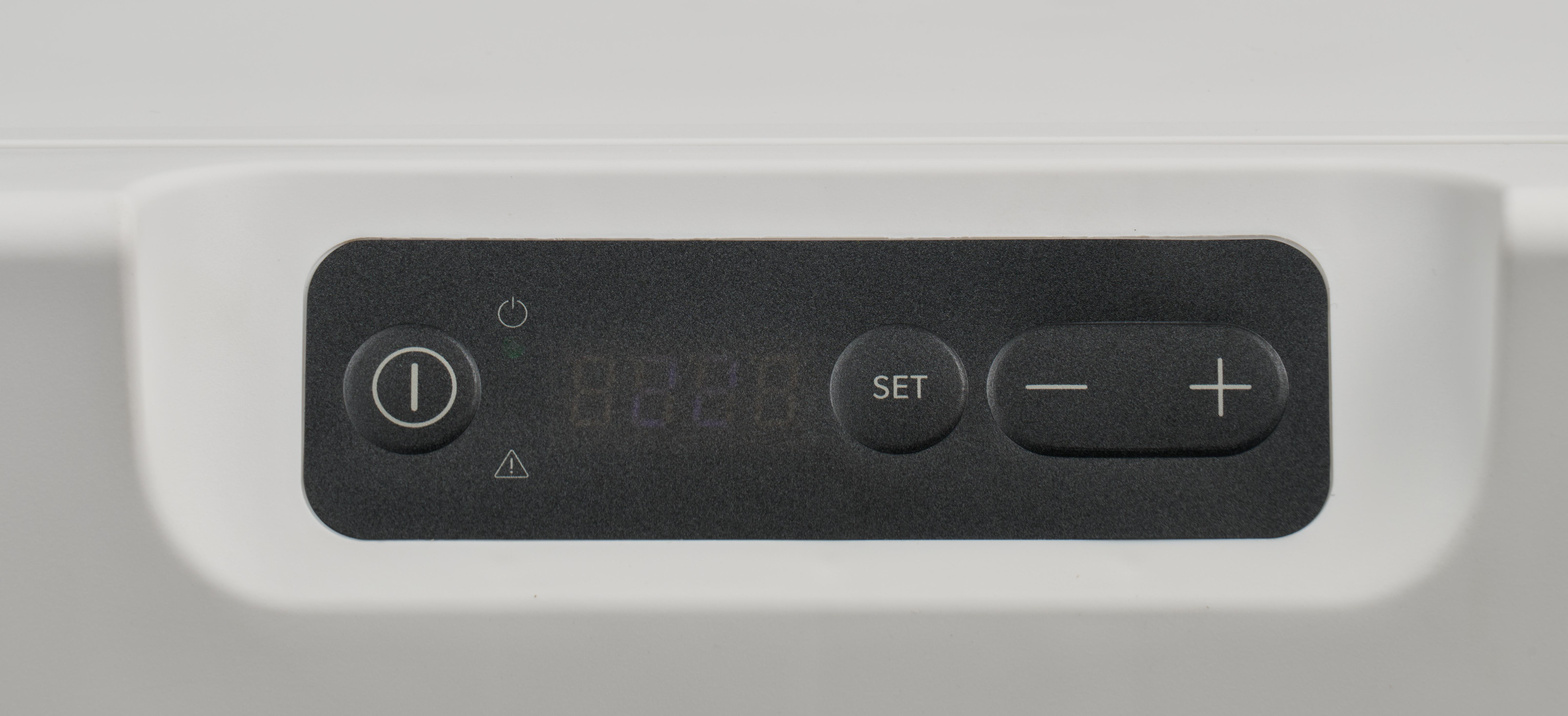 Ein schwarzes Bedienfeld mit einem Power-Symbol, Display und Tasten.