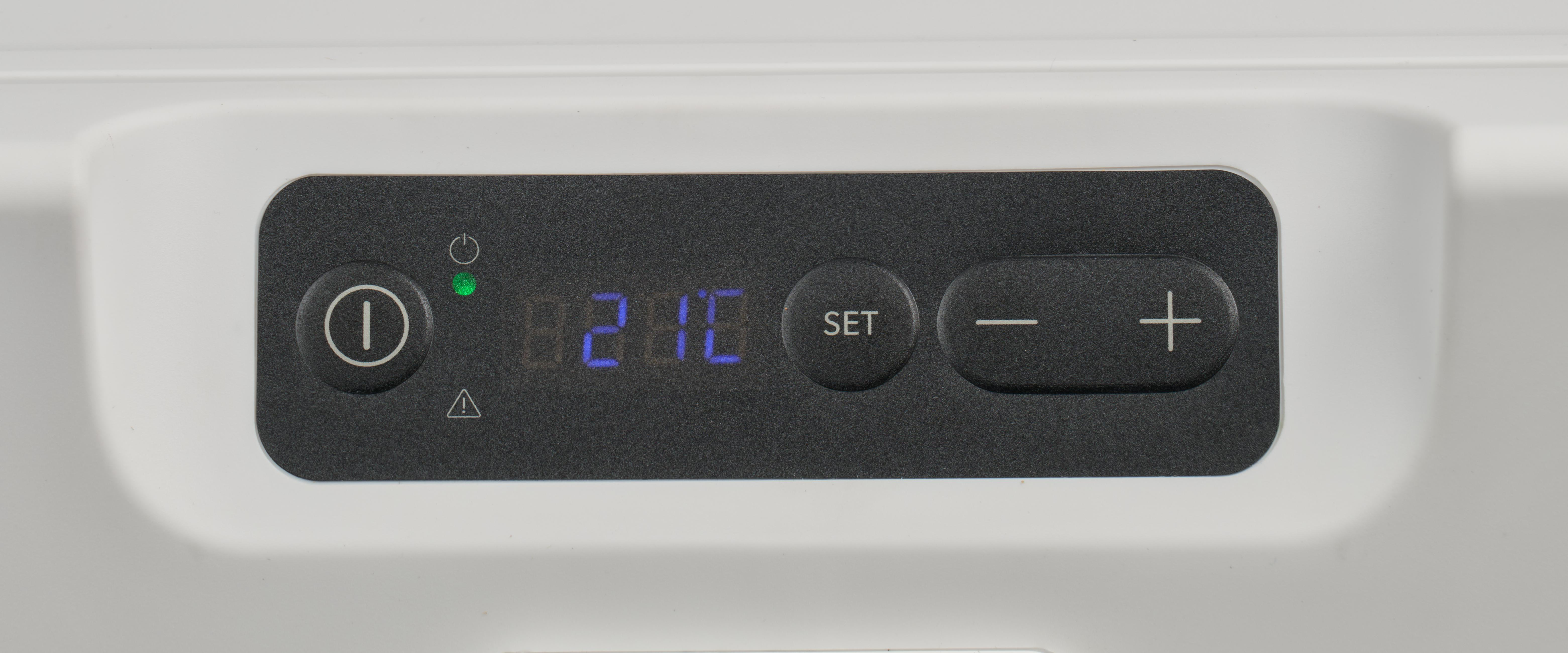 Bedienfeld mit Power-Knopf, grüner LED, 21°C Anzeige, SET, Minus und Plus.