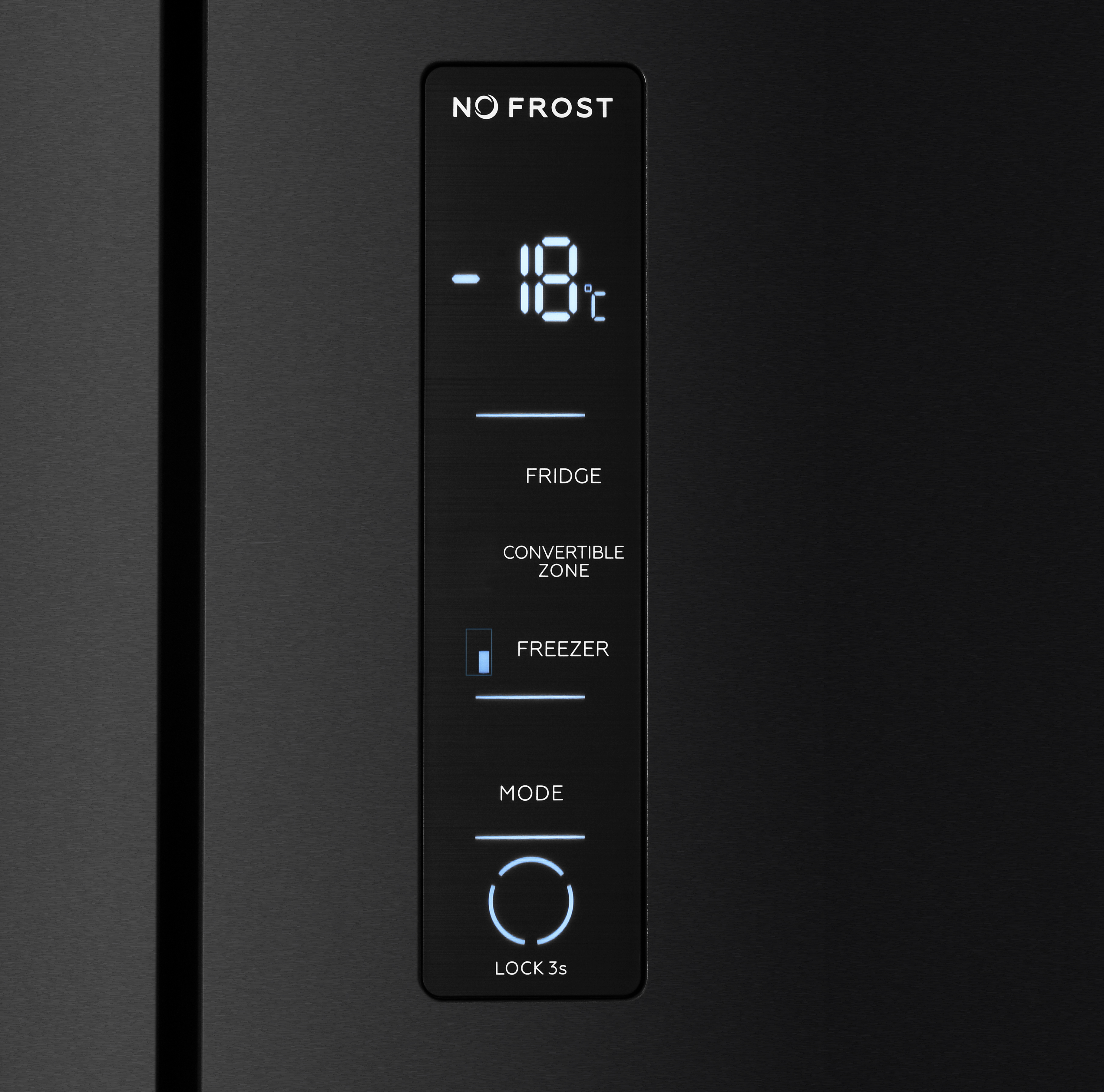 Ein schwarzes Bedienfeld mit "NO FROST" und Temperaturanzeige.