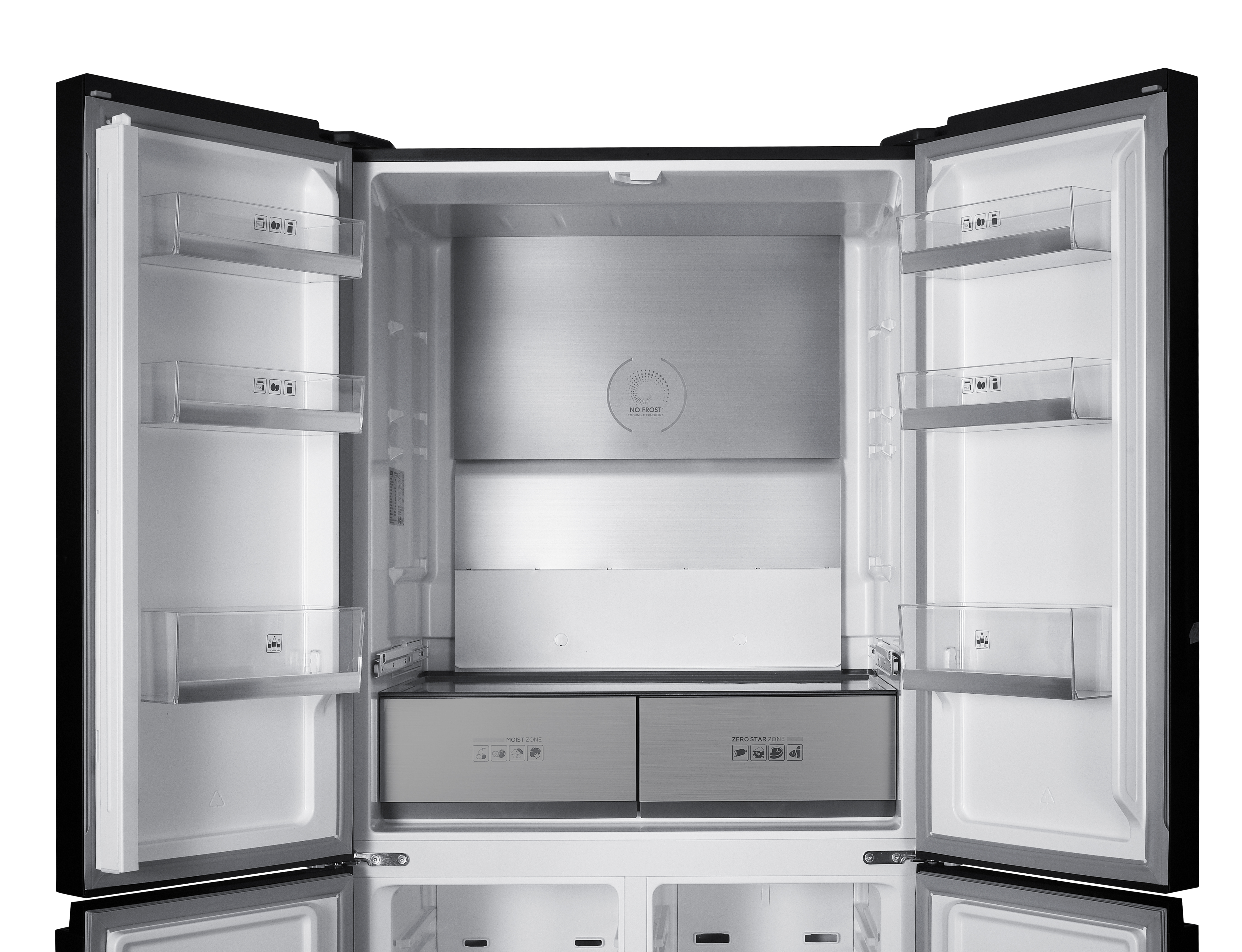 Ein leerer, offener schwarzer Kühlschrank mit silbernen Schubladen und durchsichtigen Fächern.