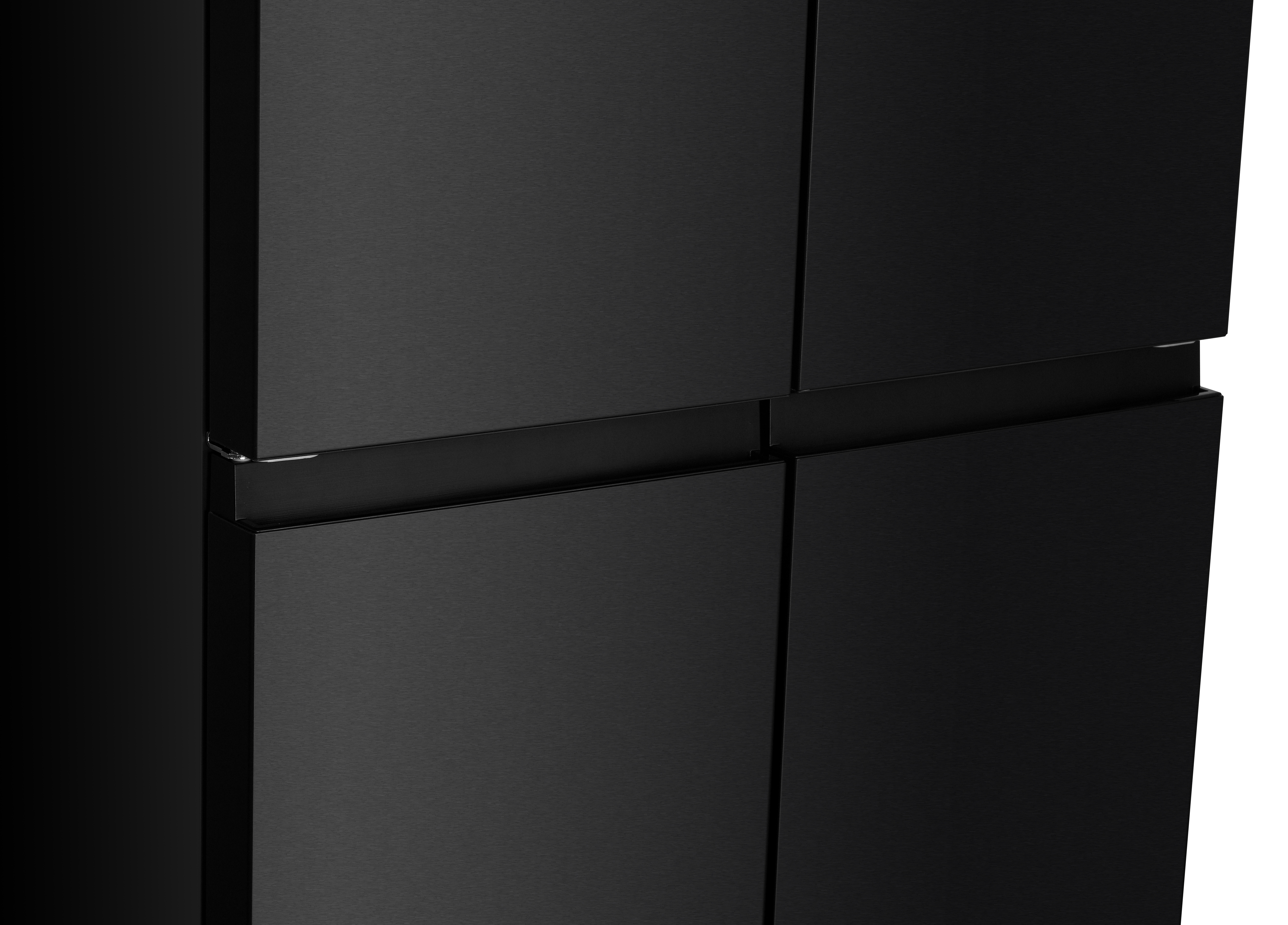 Schwarzer Kühlschrank mit gebürsteter Oberfläche und horizontalem Griff.