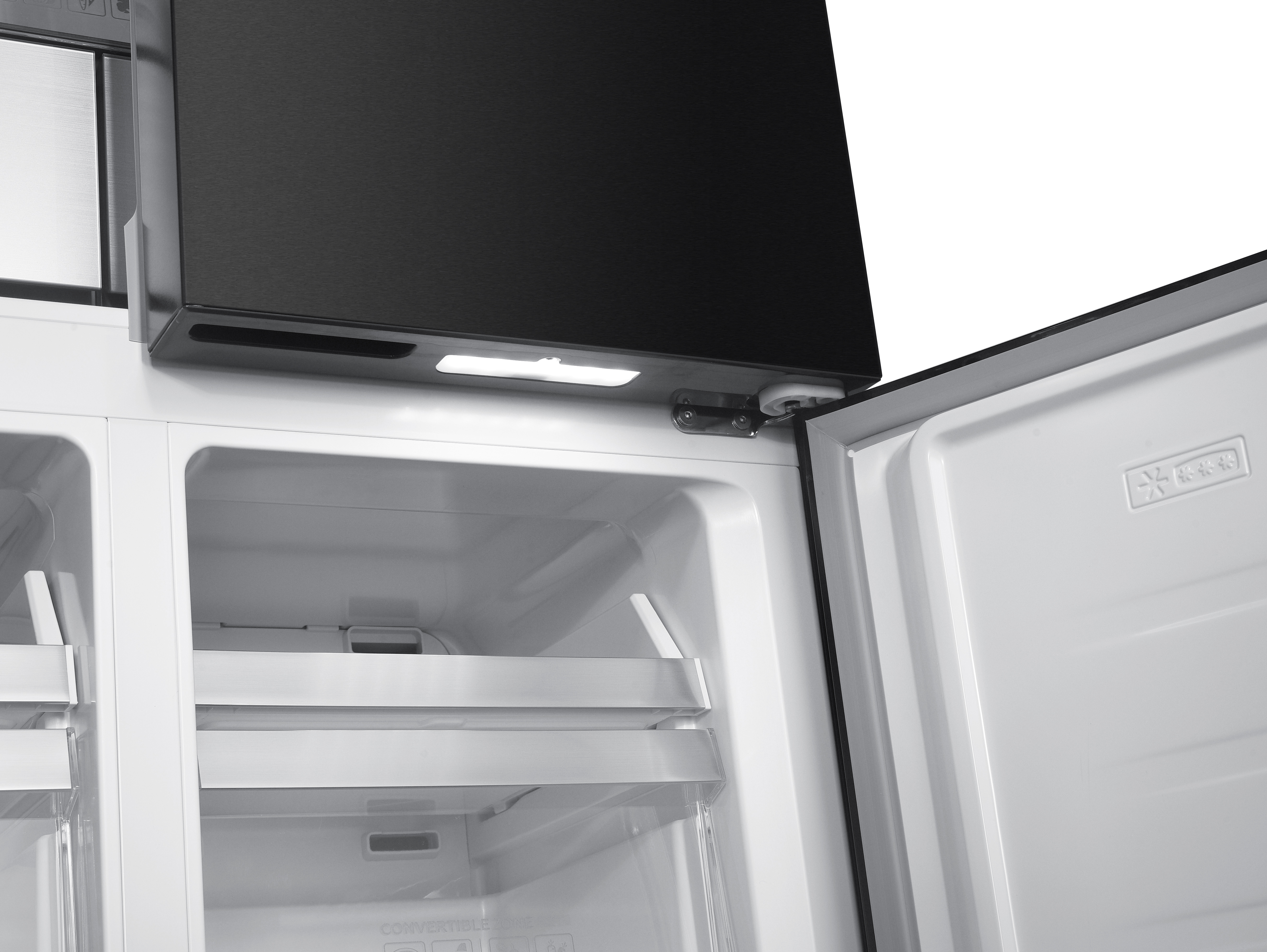 Ein offener Kühlschrank mit schwarzen Türen und weißen Regalen. Innenlicht leuchtet.