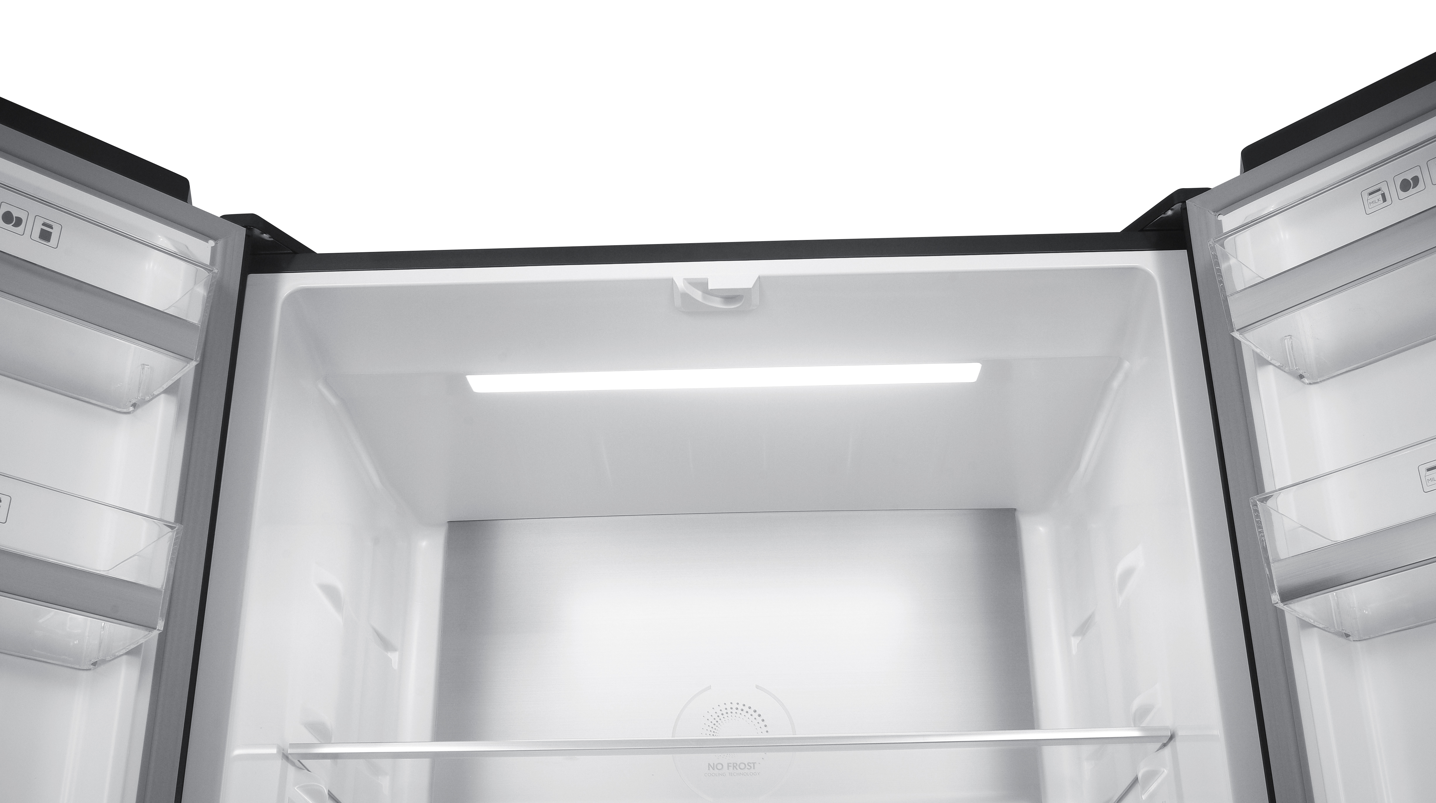 Innenansicht eines leeren Kühlschranks mit Regalen und LED-Beleuchtung.