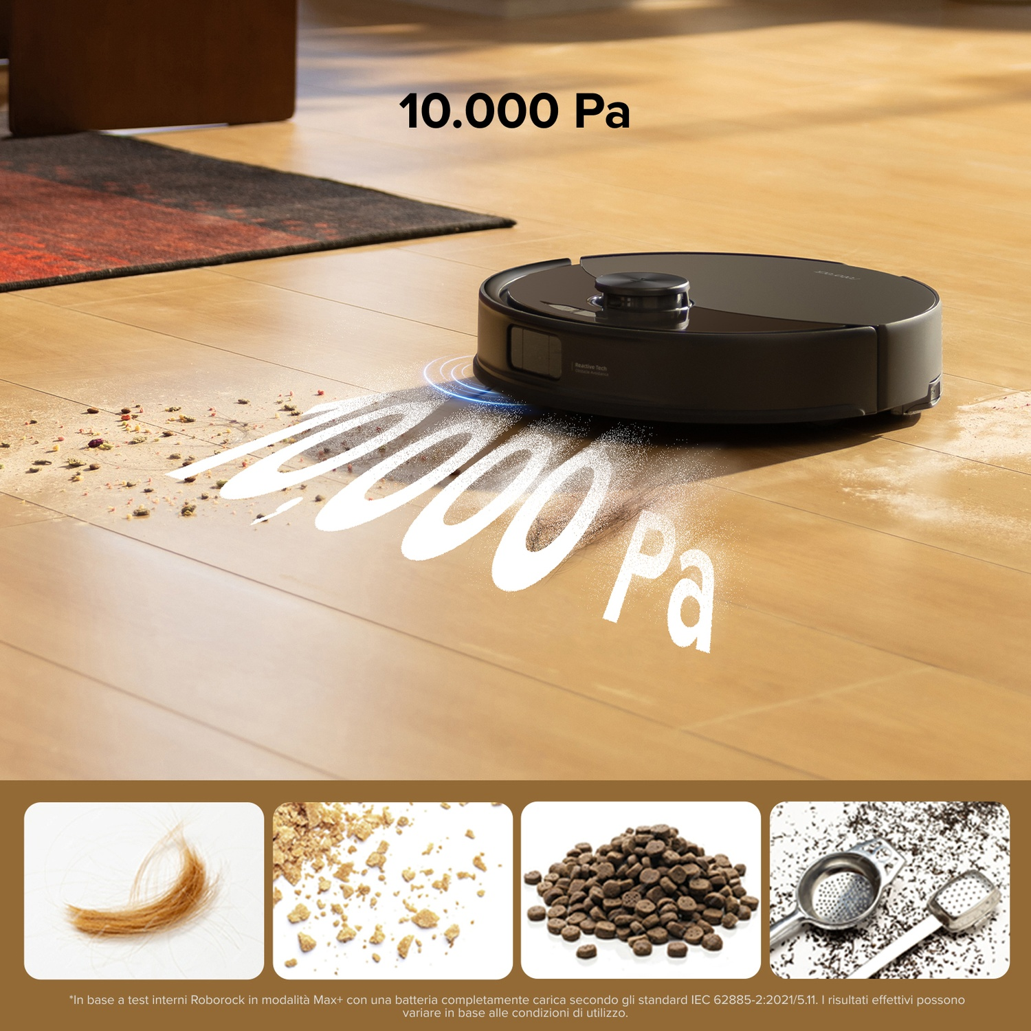 Un robot aspirapolvere nero aspira sporco da un pavimento in legno. 10.000 Pa.