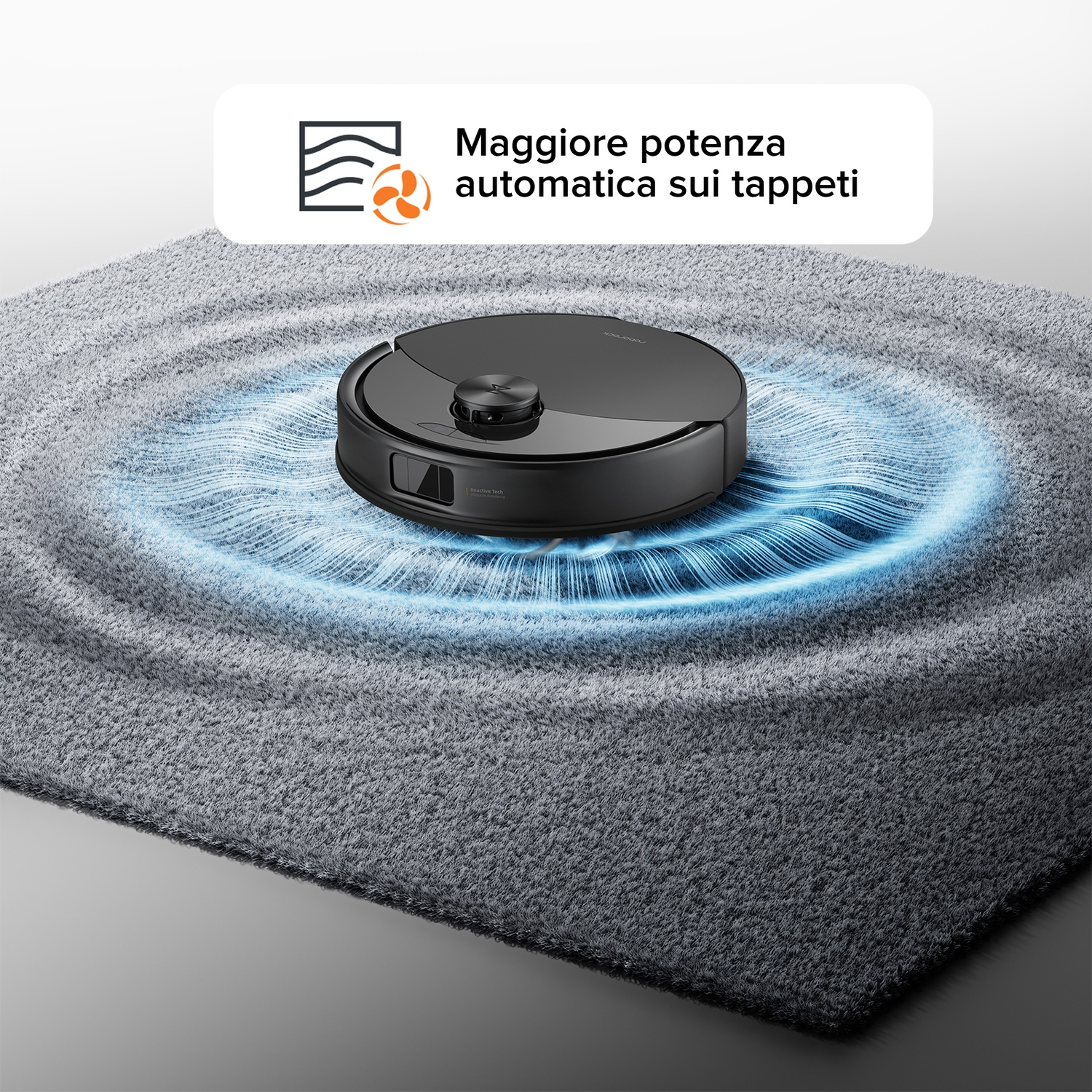 Un robot aspirapolvere nero su un tappeto grigio con linee di aspirazione blu.