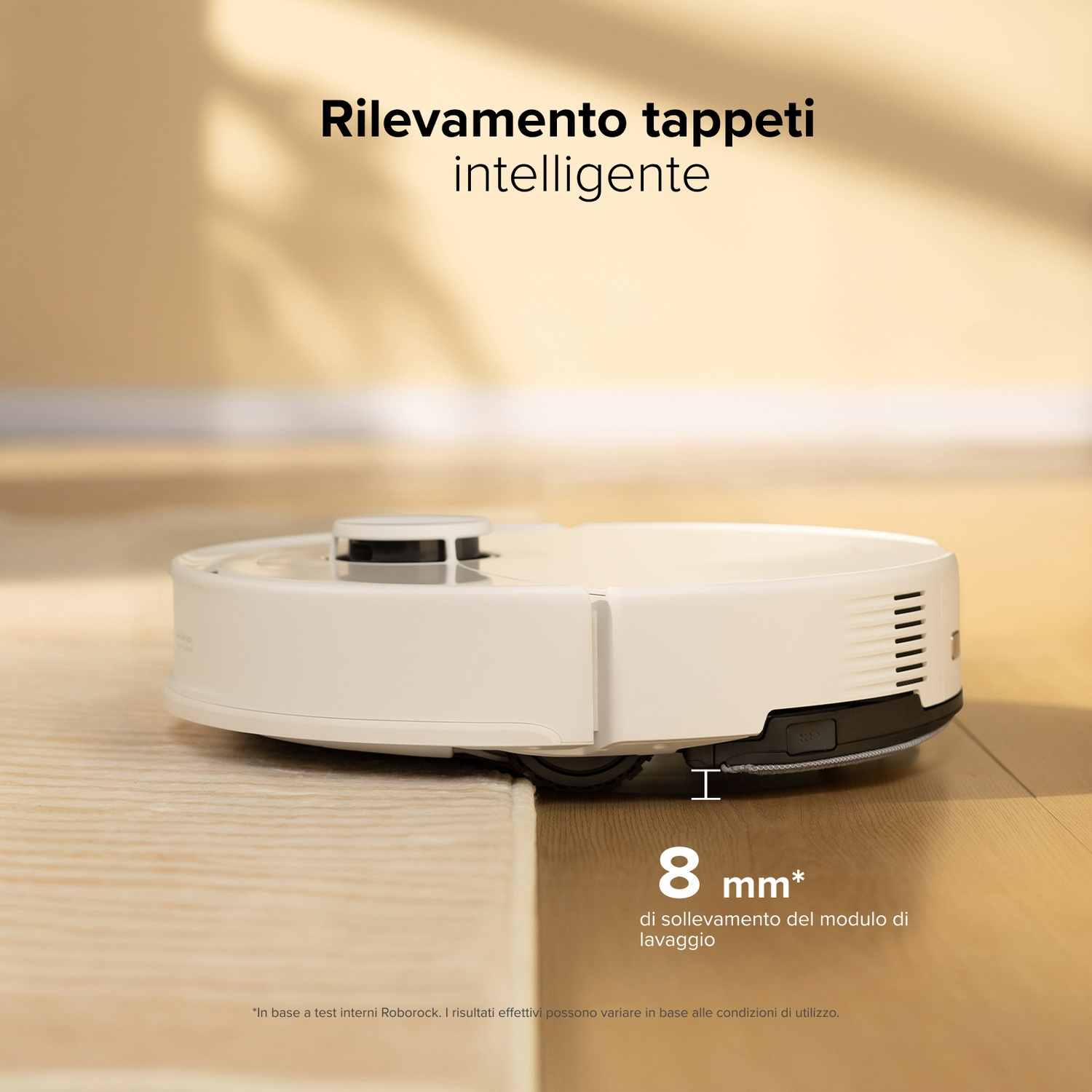 Un robot aspirapolvere bianco passa dal legno al tappeto. Sollevamento 8mm.
