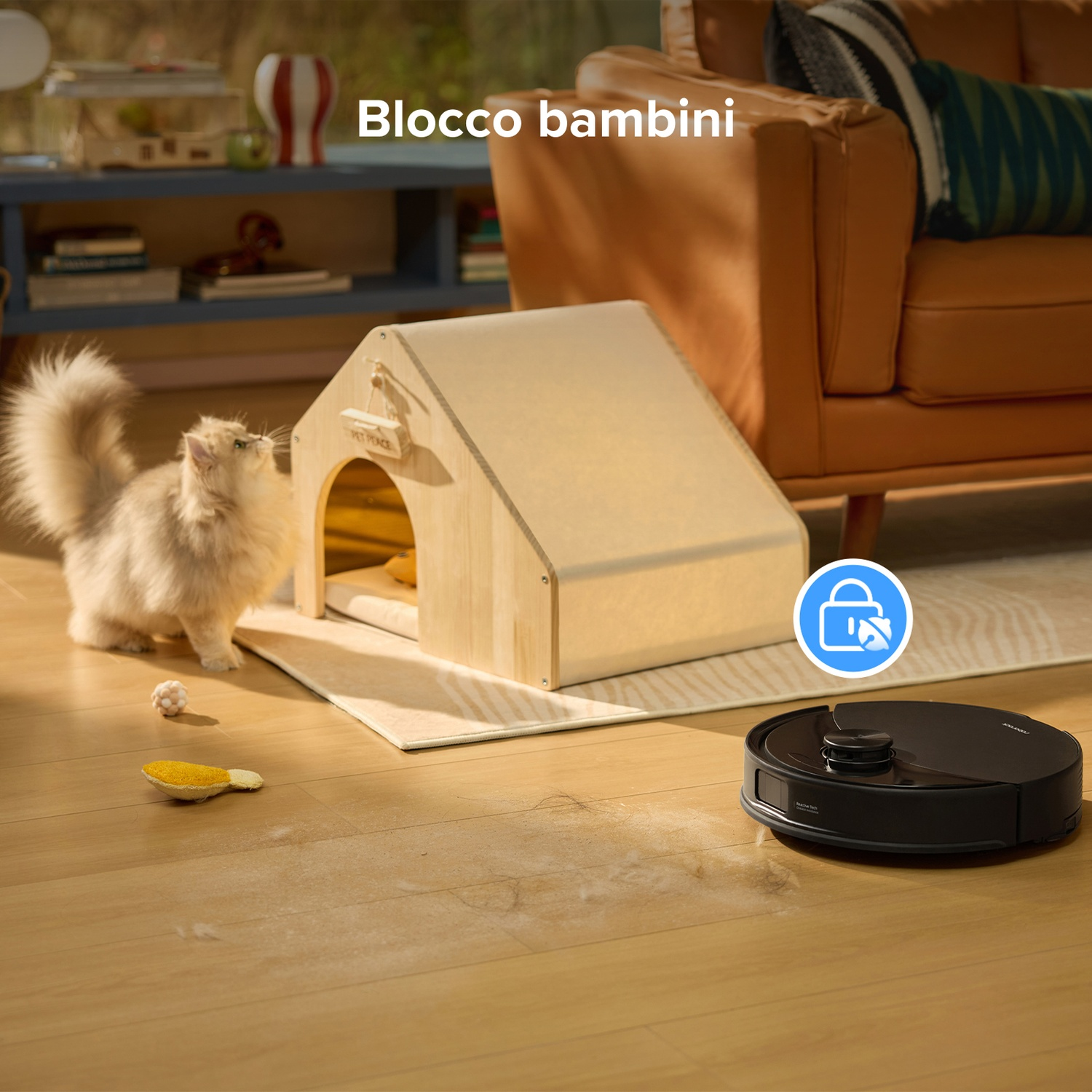 Un robot aspirapolvere pulisce un pavimento in legno vicino a una cuccia per gatti e un gatto.