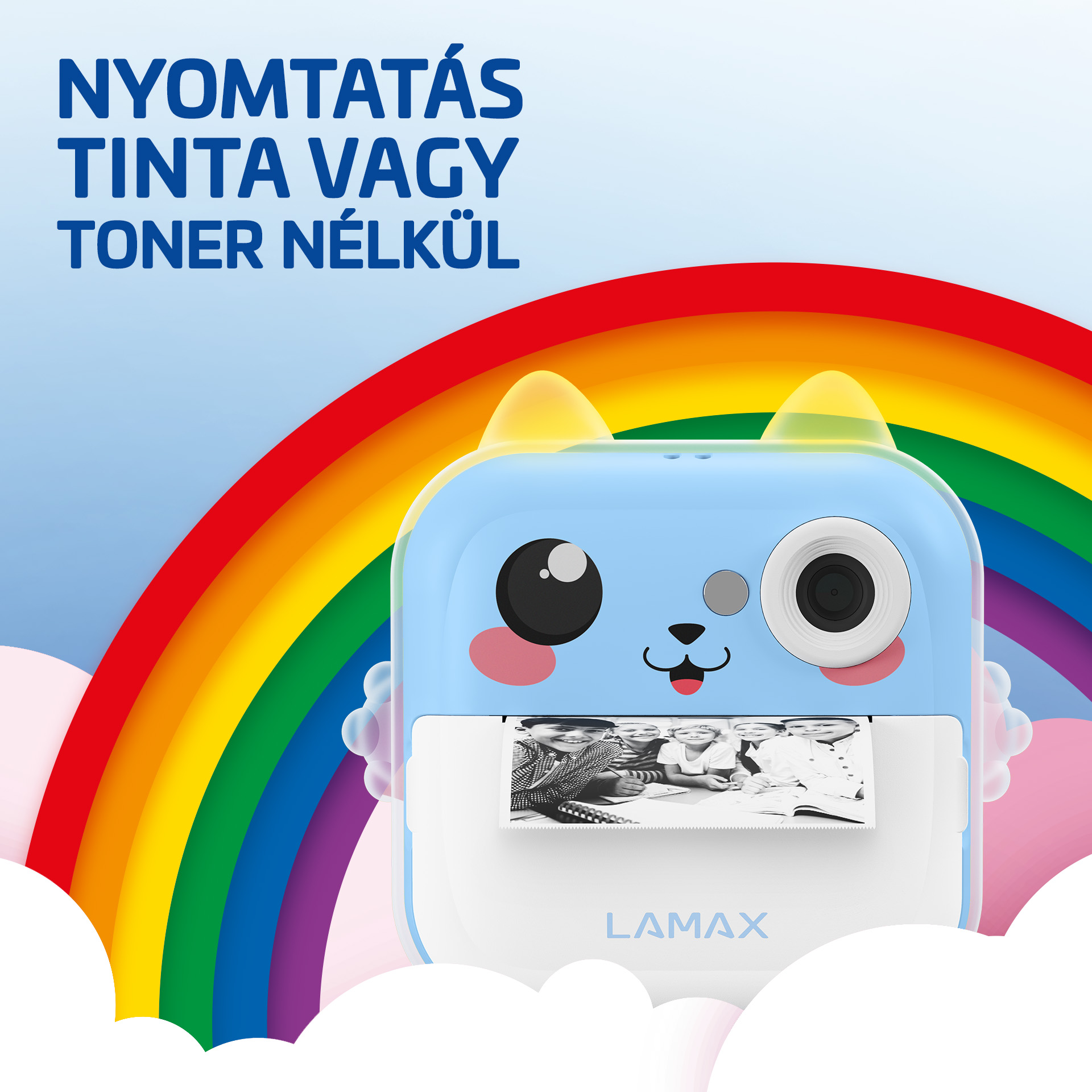 Egy kék, macska alakú nyomtató fekete-fehér fotót nyomtat gyerekekről. Szivárvány a háttérben.