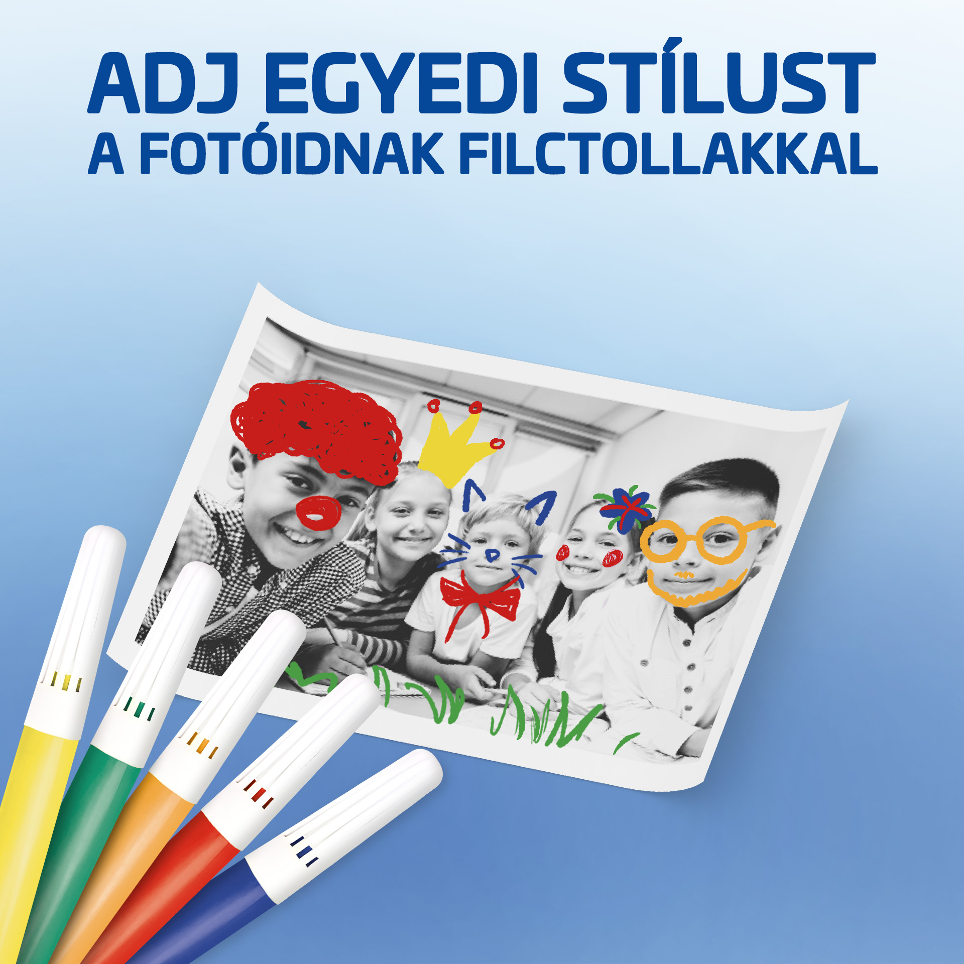 Gyerekfotó filctollakkal, amelyek színes rajzokkal díszítik a gyerekek arcát.