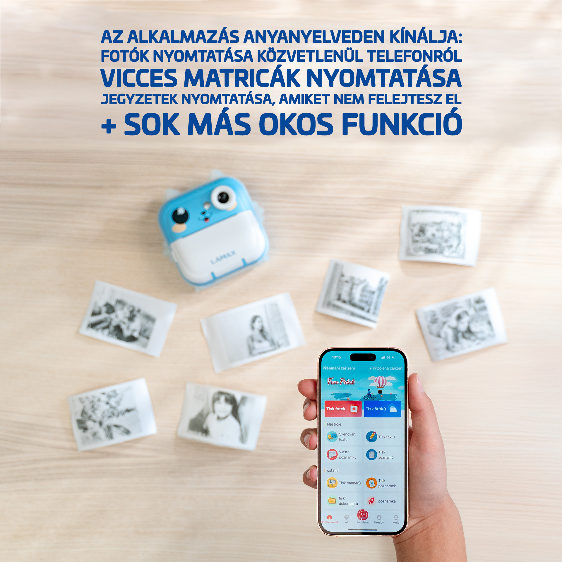 Kék-fehér fotónyomtató fotókkal és okostelefonnal.