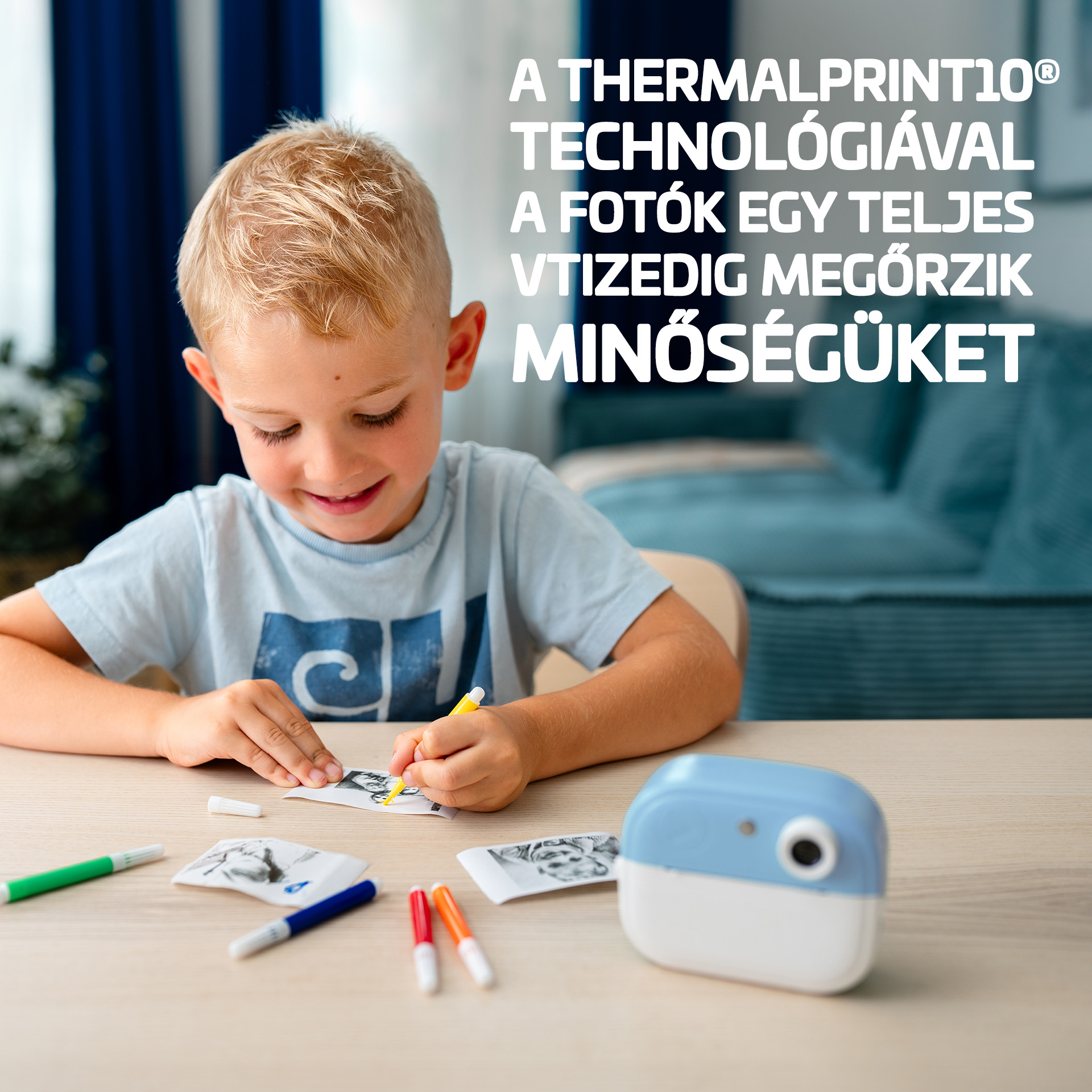 Egy fiú sárga filccel színez egy fotót. Egy nyomtató áll mellette.