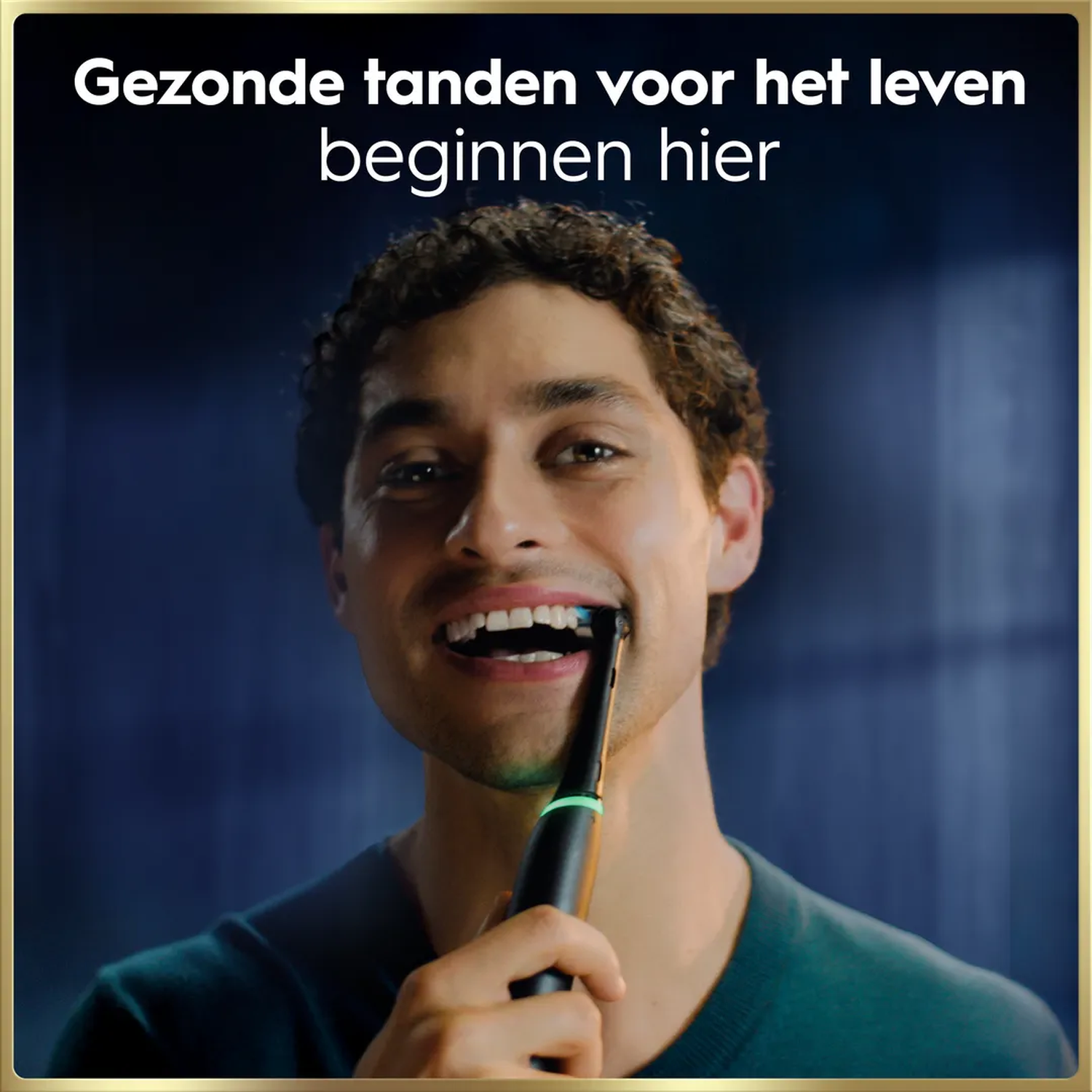Man poetst tanden met elektrische borstel, tekst op achtergrond.