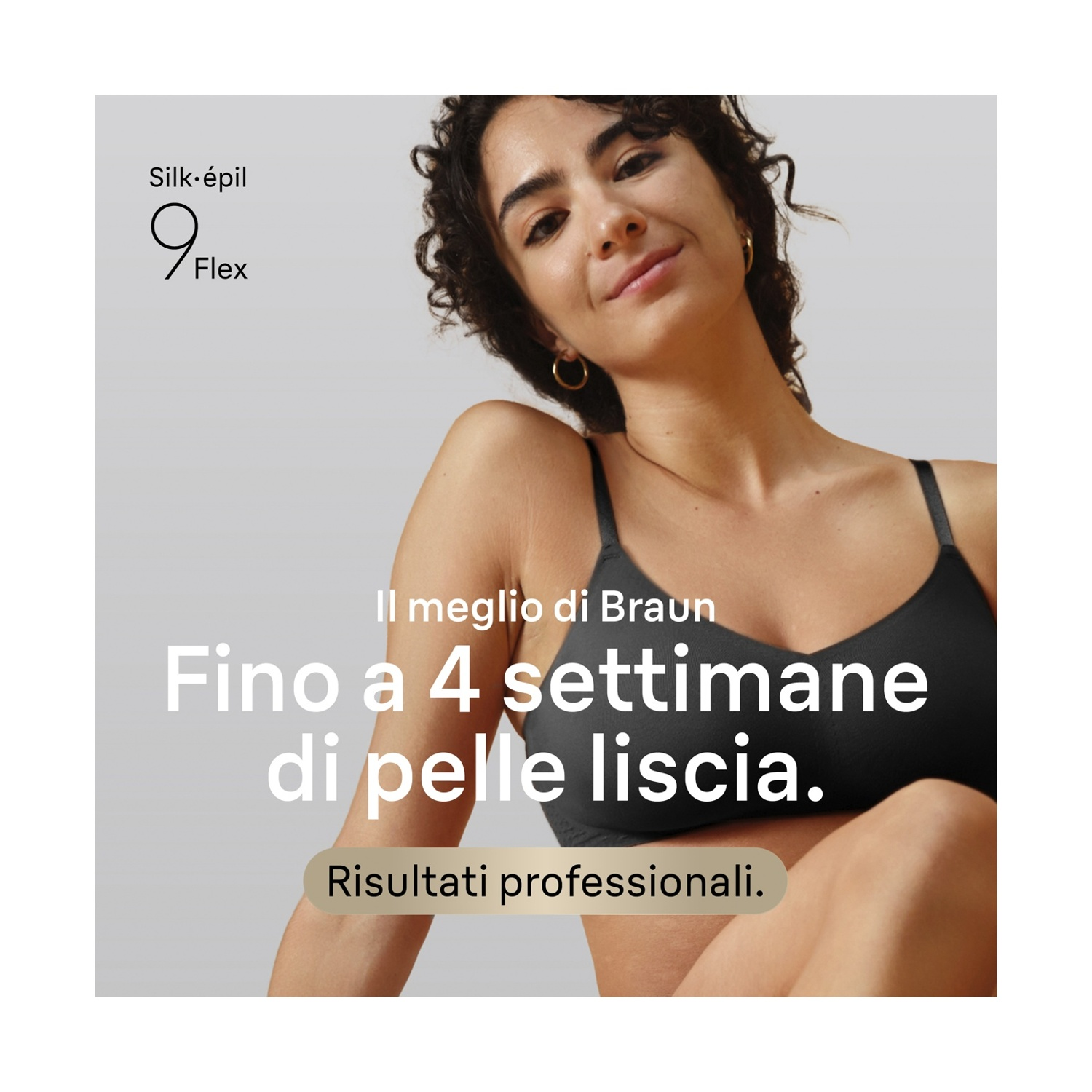 Una donna sorride; pubblicità Silk-épil 9 Flex con testo.