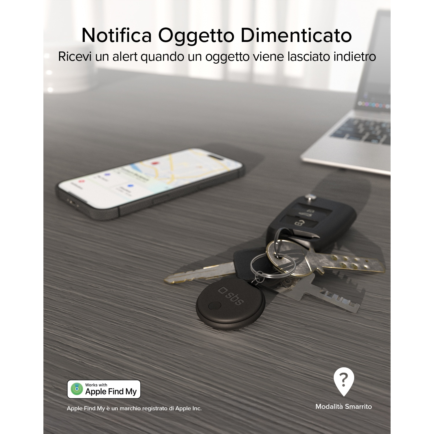 Portachiavi con tracker SBS, smartphone e laptop su scrivania in legno.