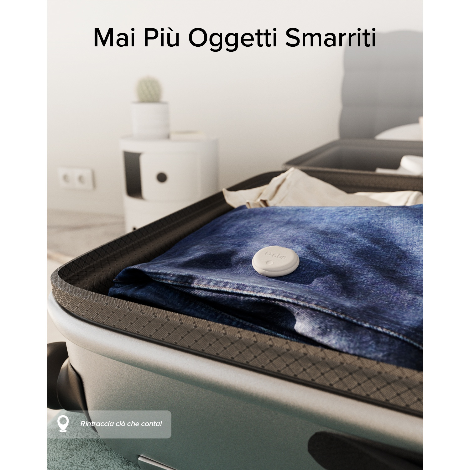 Un localizzatore bianco poggia su jeans blu dentro una valigia aperta.