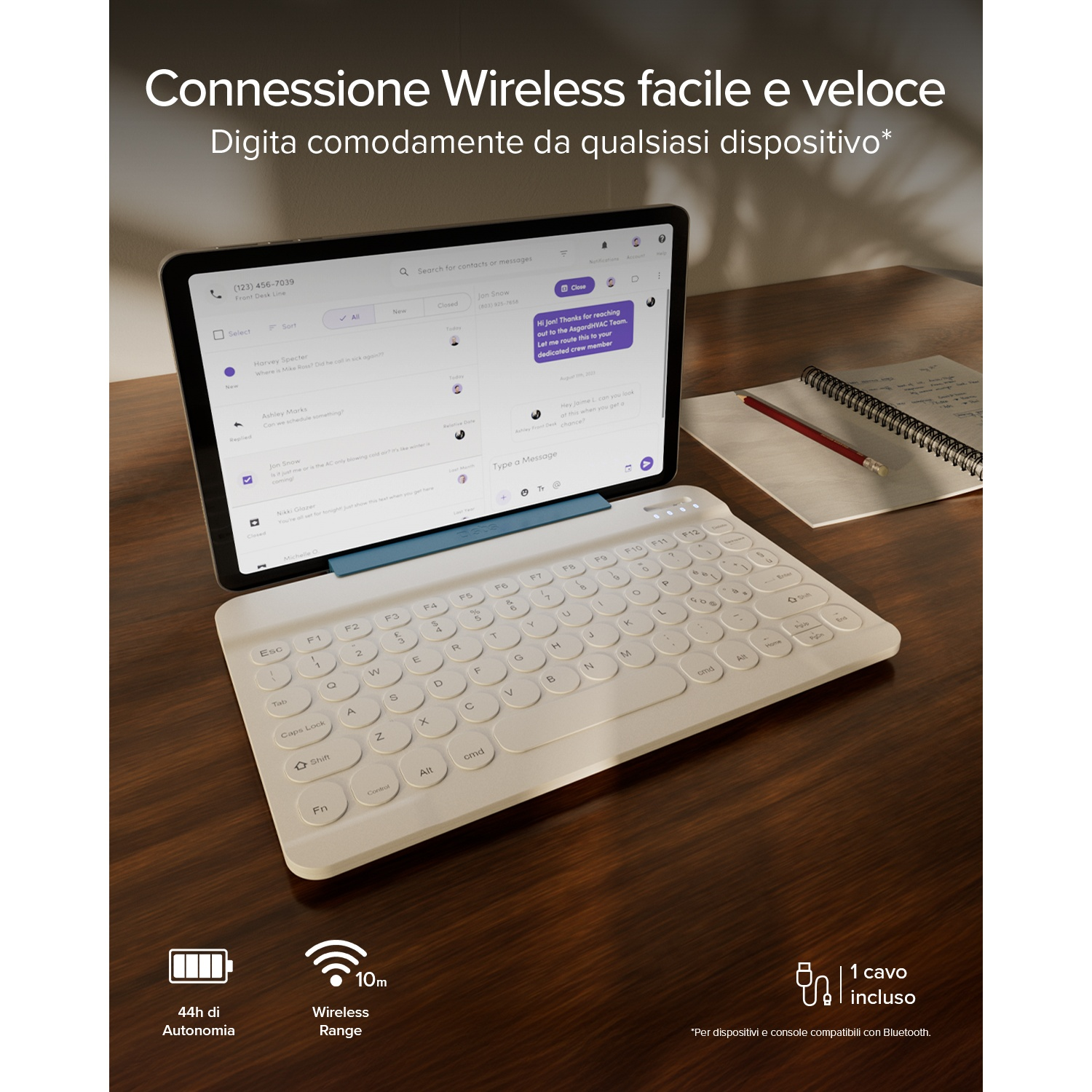 Tablet con tastiera wireless su scrivania di legno. Testo sulla connessione wireless.