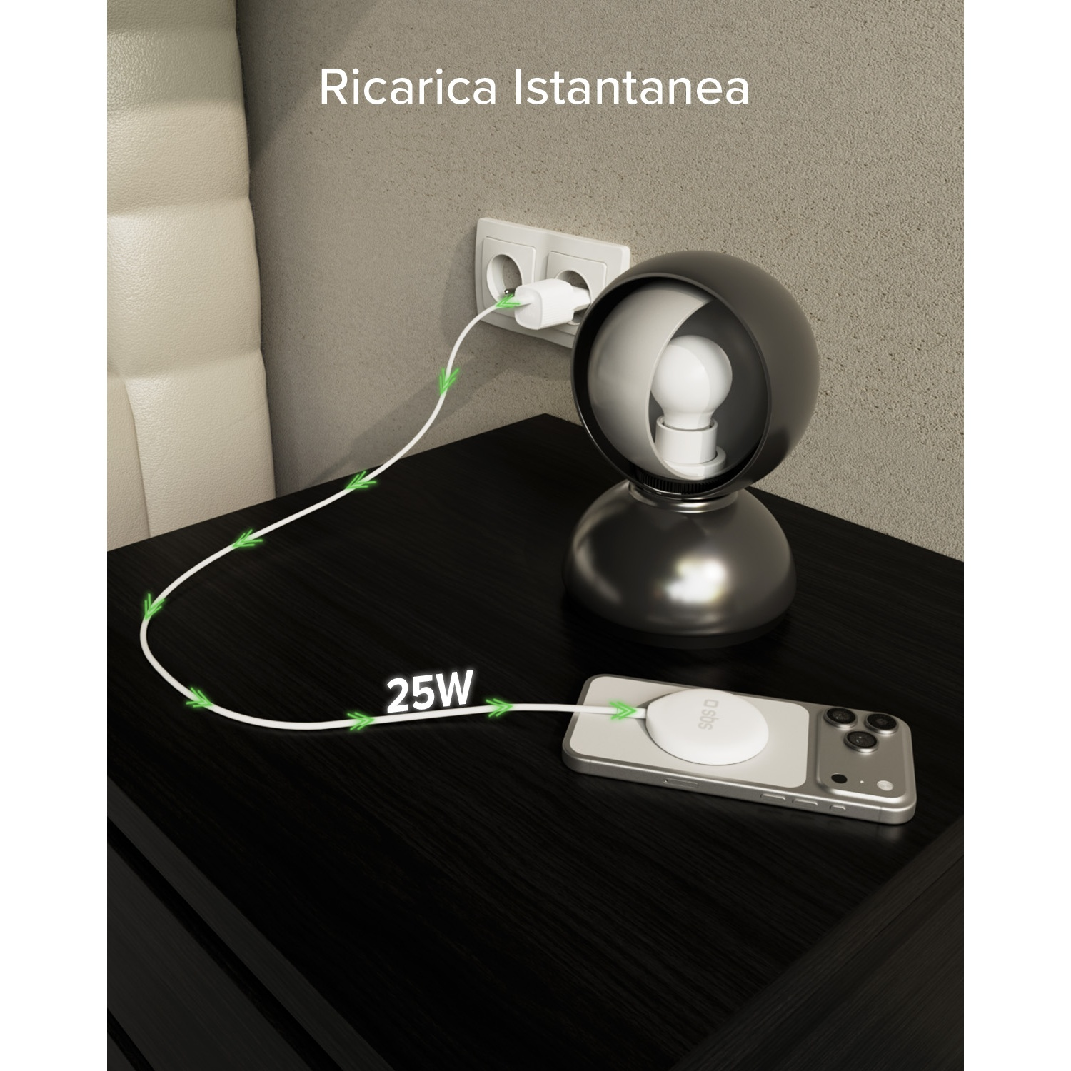 Un iPhone si ricarica wireless sul comodino, collegato a un alimentatore.