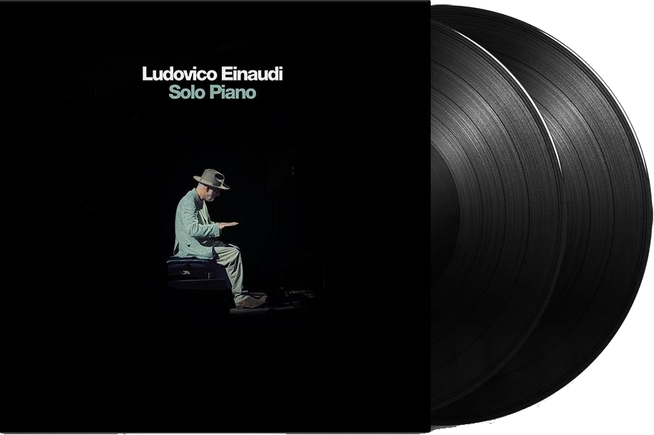 Ein Mann in Hut spielt Klavier, daneben Schallplatten im Dunkeln.
