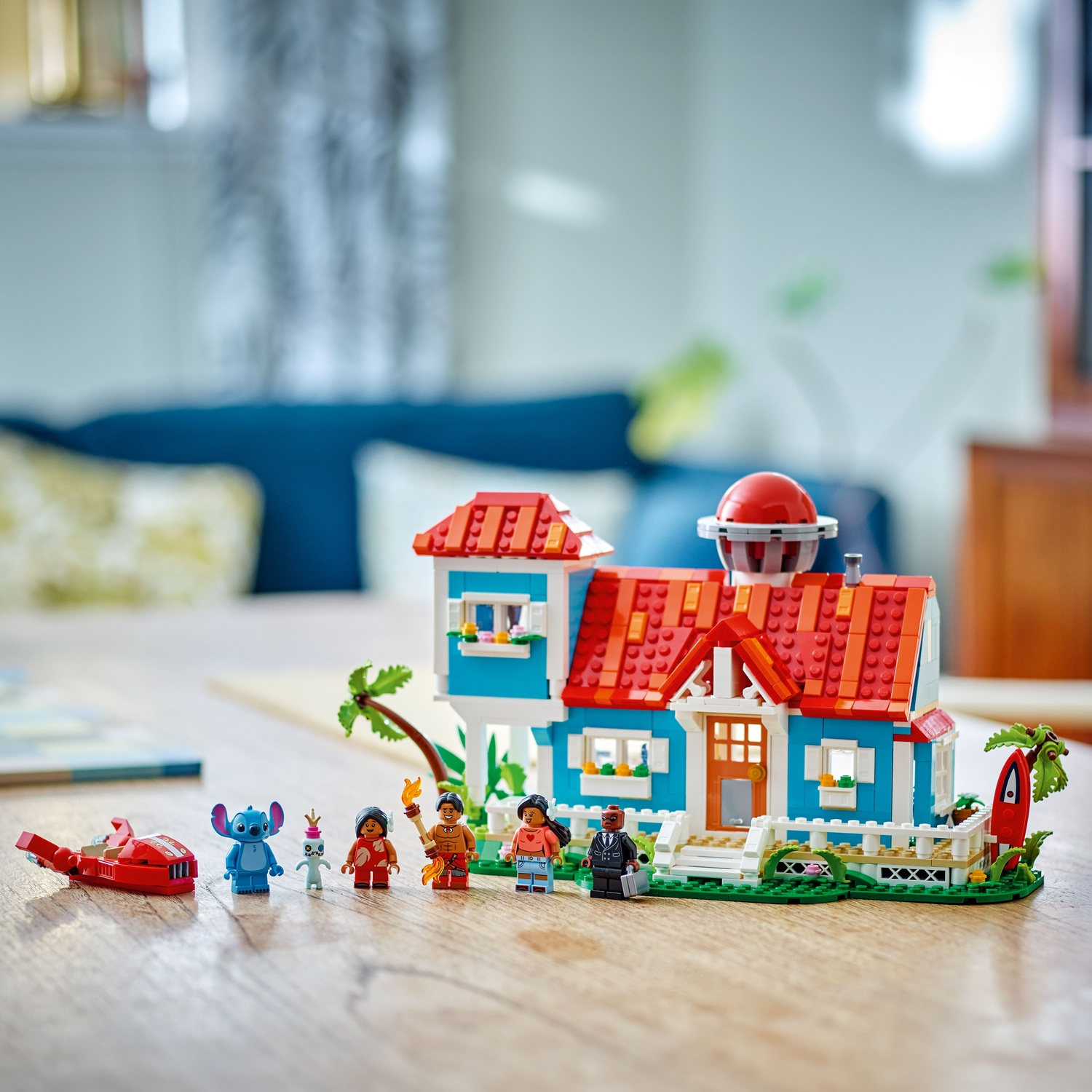 Maison de plage Lego colorée avec personnages et jet-ski sur table bois.