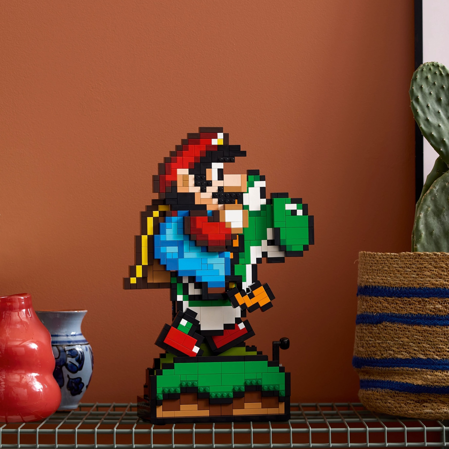 Pixel Mario rijdt op Yoshi voor bruine muur, naast vazen en mand.