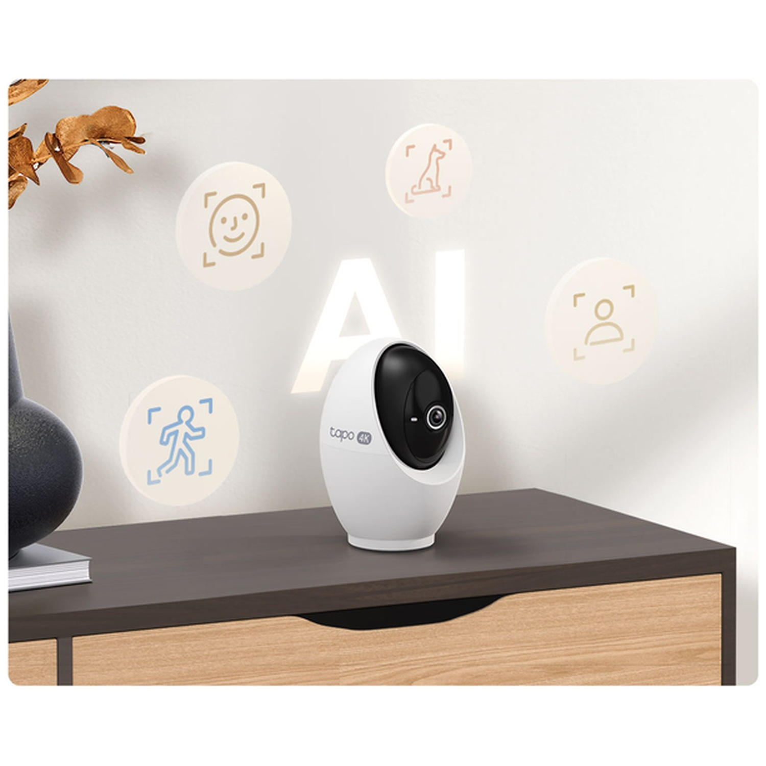 Een witte AI camera detector met iconen voor mensen, honden en gezichten.