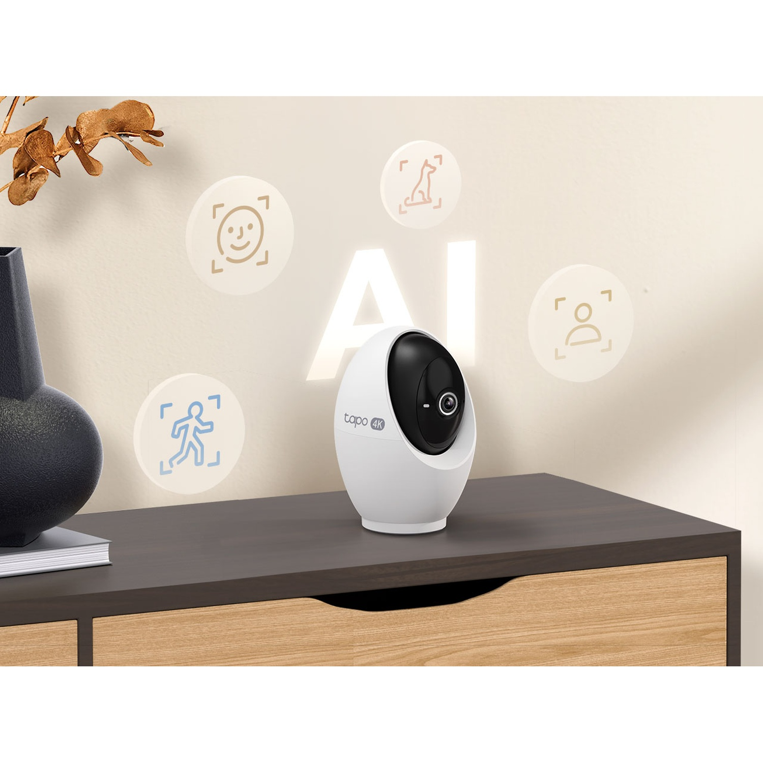 Witte beveiligingscamera met AI-iconen voor personen-, honden- en gezichtsdetectie.