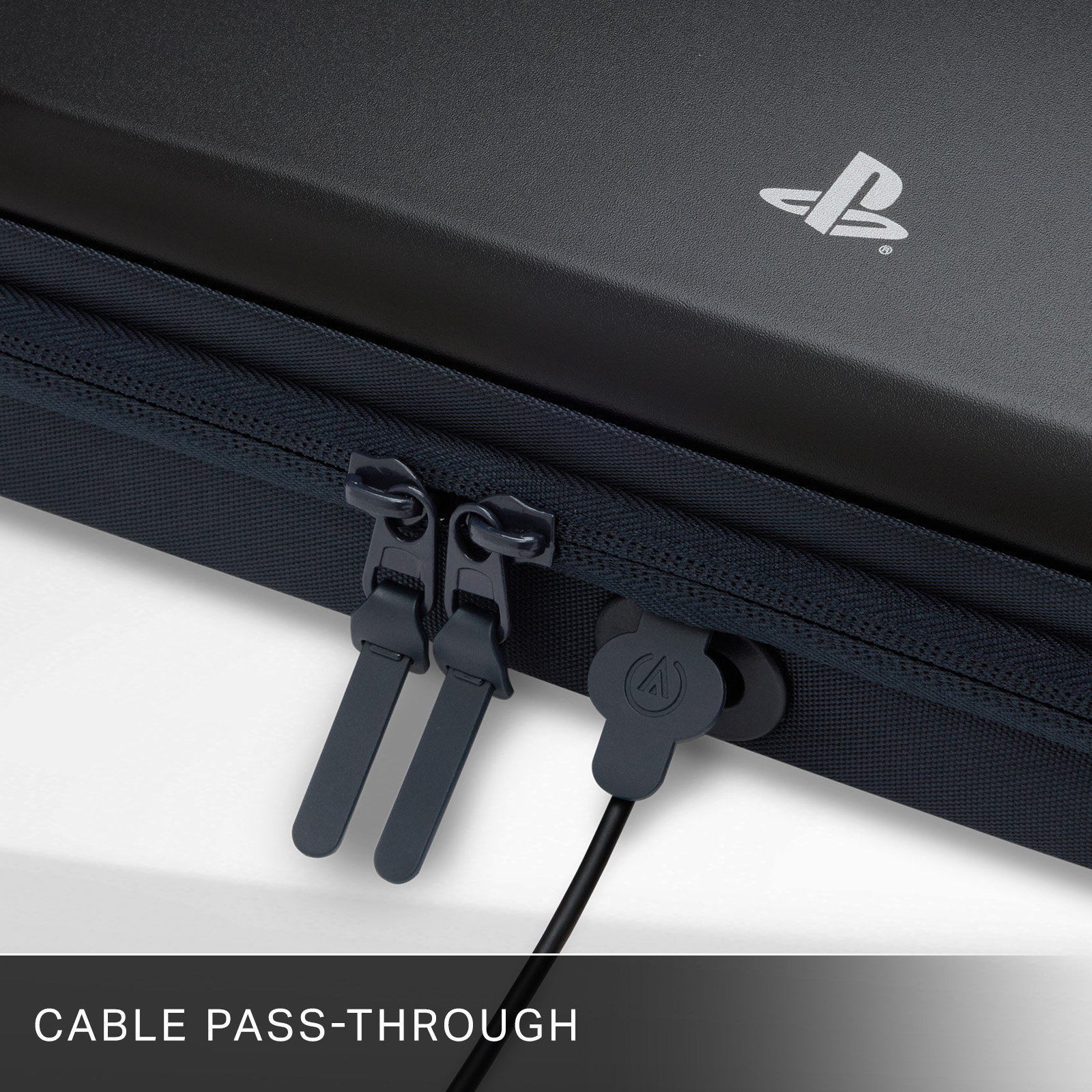 Schwarzer Koffer mit Reißverschluss und PlayStation-Logo; Kabeldurchführung.