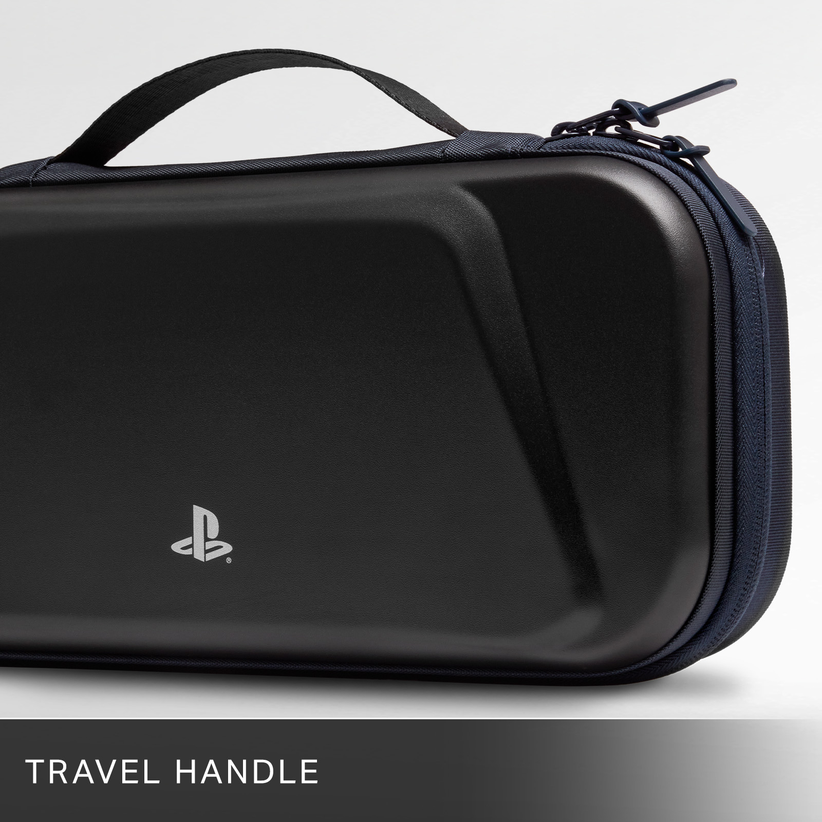 Schwarze Tasche mit PlayStation-Logo und Henkel. "TRAVEL HANDLE" Schriftzug.