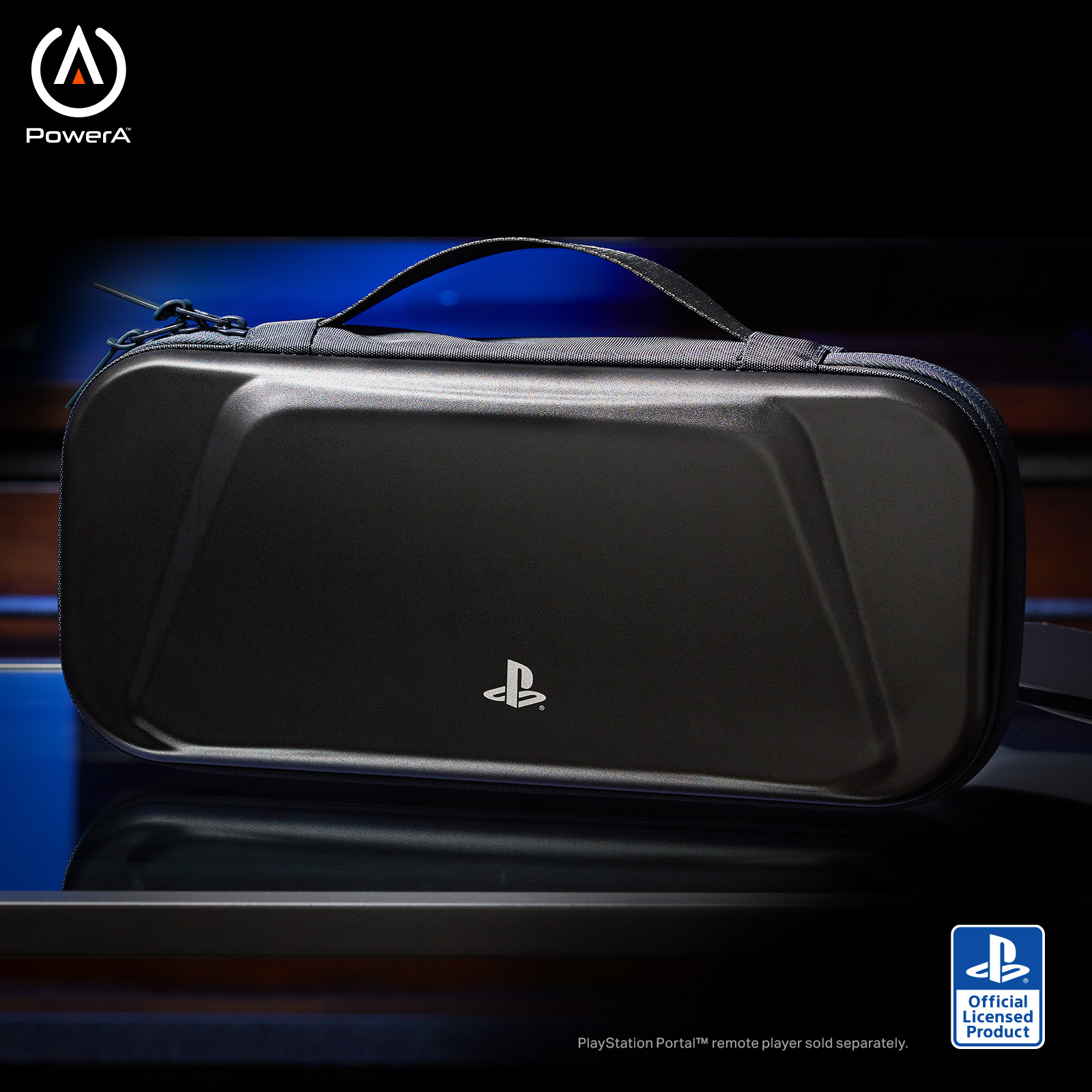 Schwarze Tasche mit PlayStation-Logo, mit Griff und Reißverschluss.