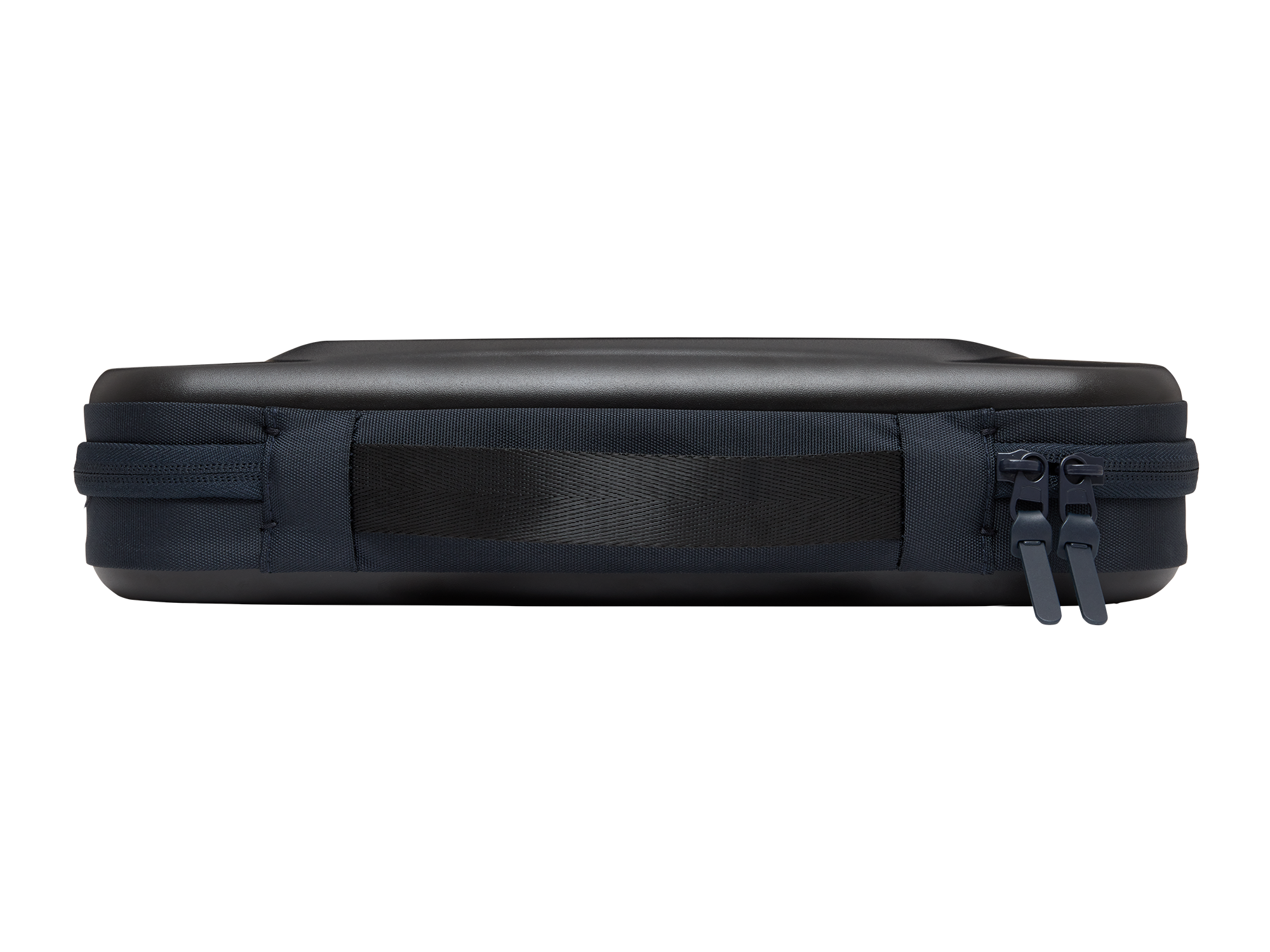 Schwarze Tasche mit zwei Reißverschlüssen und Tragegriff.