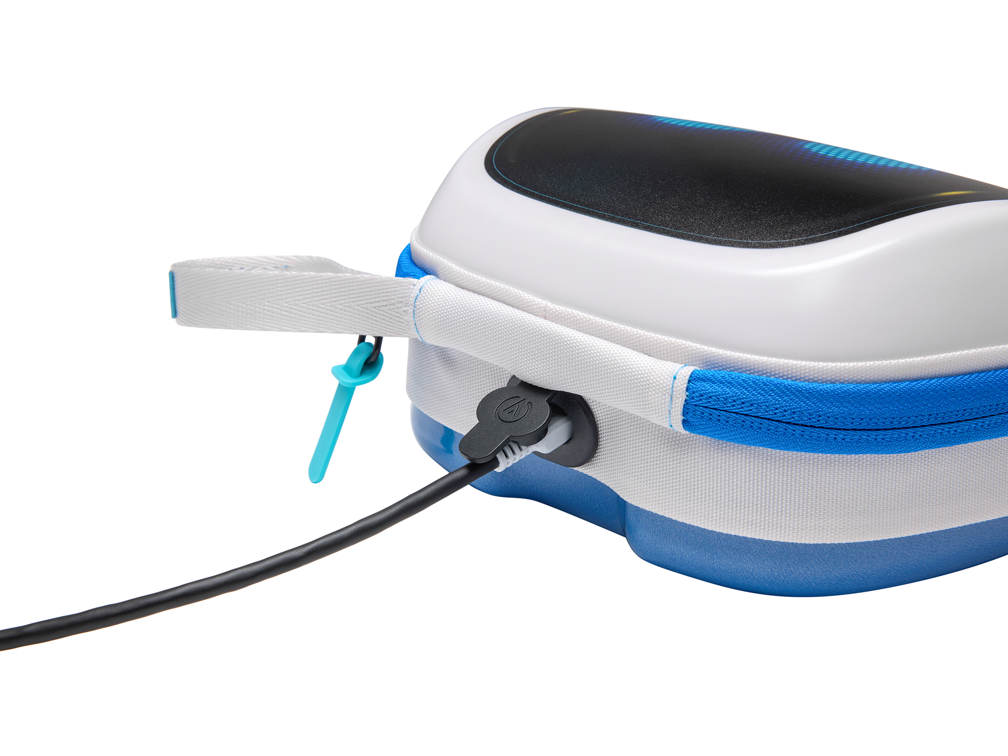 Ein weißes VR-Headset mit blauen Akzenten und angeschlossenem Kabel.