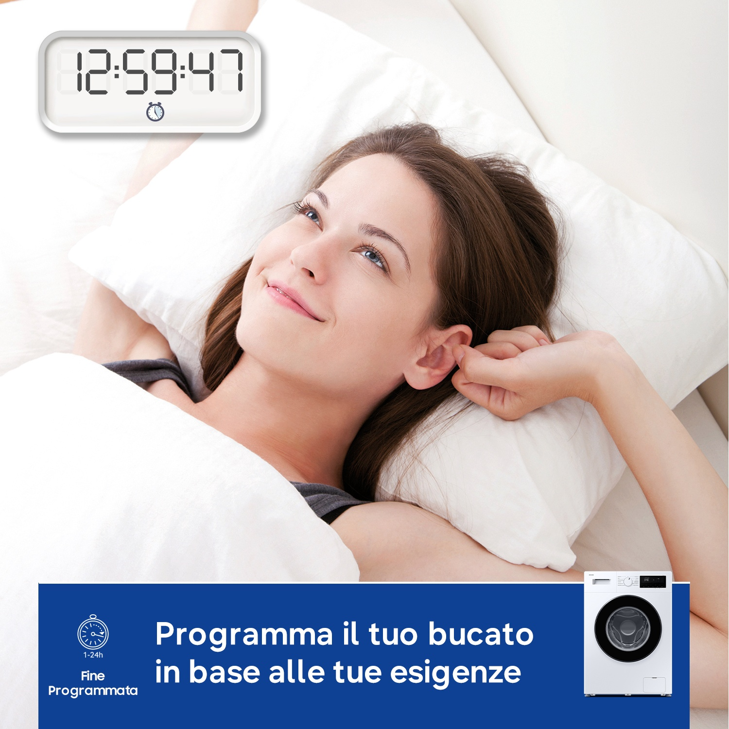 Donna a letto, orologio mostra 12:59:47, lavatrice in basso a destra.