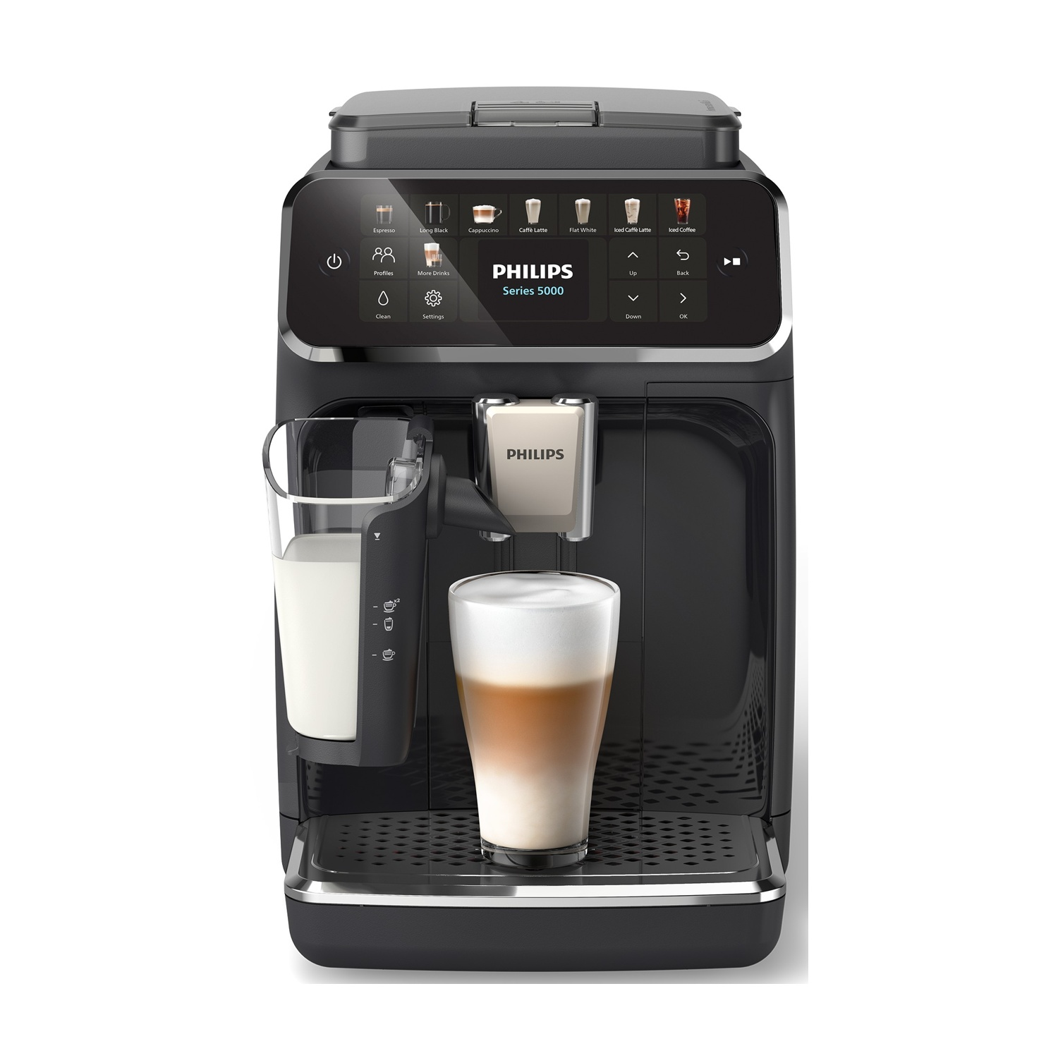 Una macchina da caffè Philips nera con un bicchiere di latte e una caraffa per il latte.